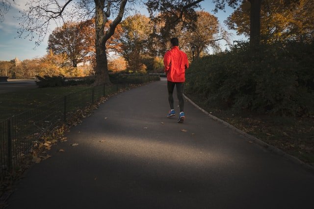 Un homme qui court dans un parc | Photo : Unsplash.