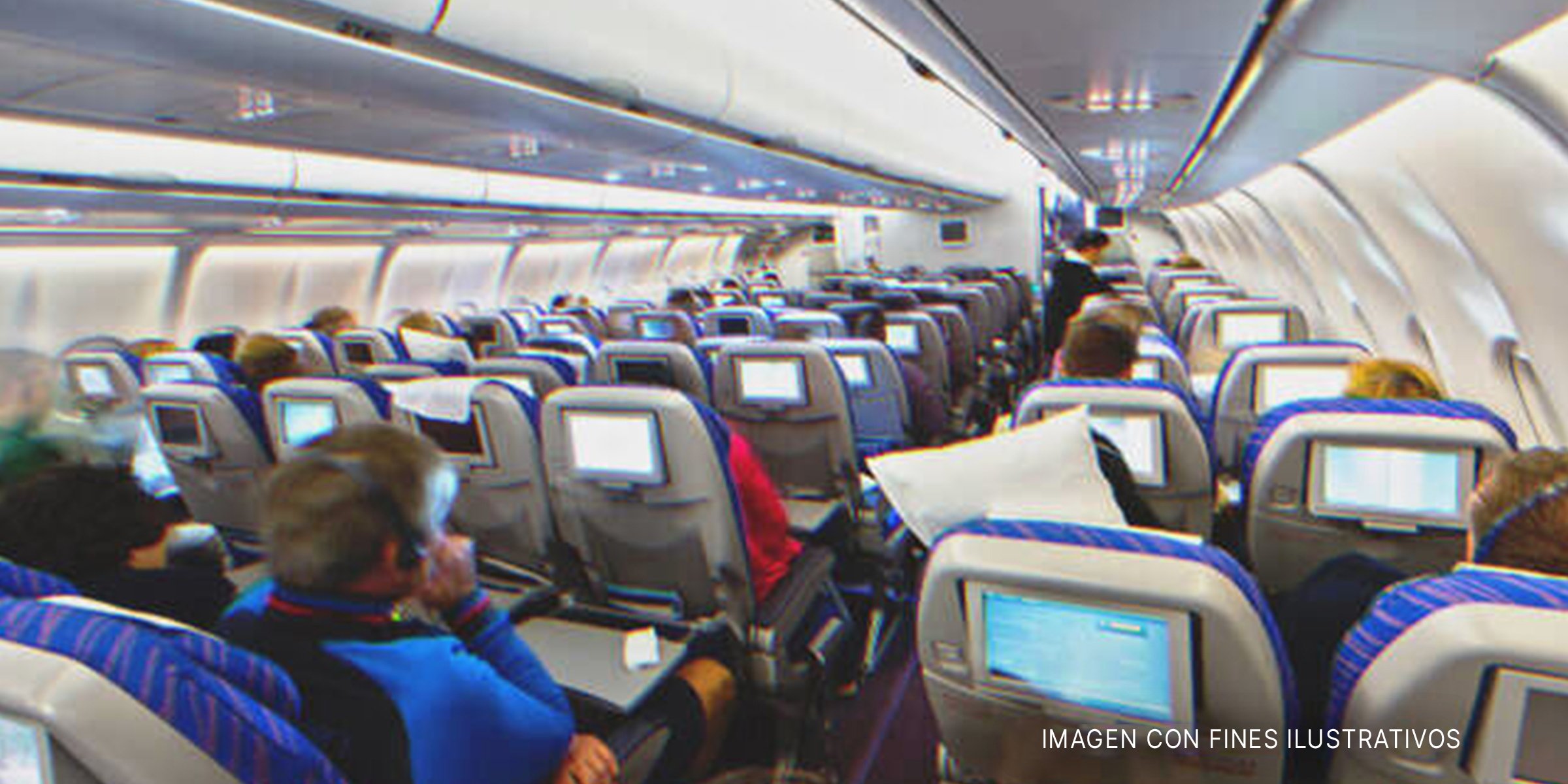 Pasajeros sentados en el interior de un avión | Foto: Shutterstock