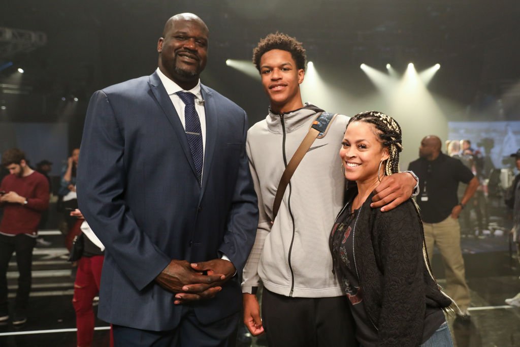 Shareef O'Neal (C) poses with his parents Shaquille O'Neal (L) and Shaunie O'Neal (R) at the Jordan Brand Future of Flight Showcase | Photo: Getty Images