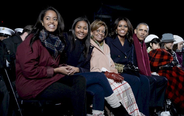 (L-R)Malia Obama, Sasha Obama, Michelle’s mom Marian Robinson, Michelle Obama & Barack Obama at the national Christmas tree lighting ceremony in the White House on Dec. 3, 2015. | Photo: Getty Images