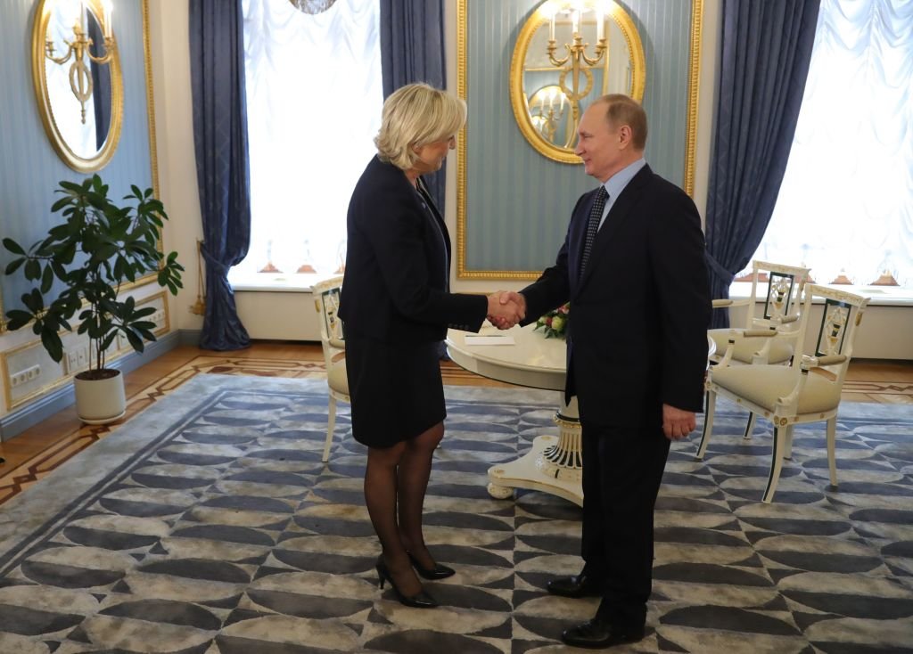 Marine Le Pen en pleine discussion avec le président russe Vladimir Poutine | photo : Getty Images