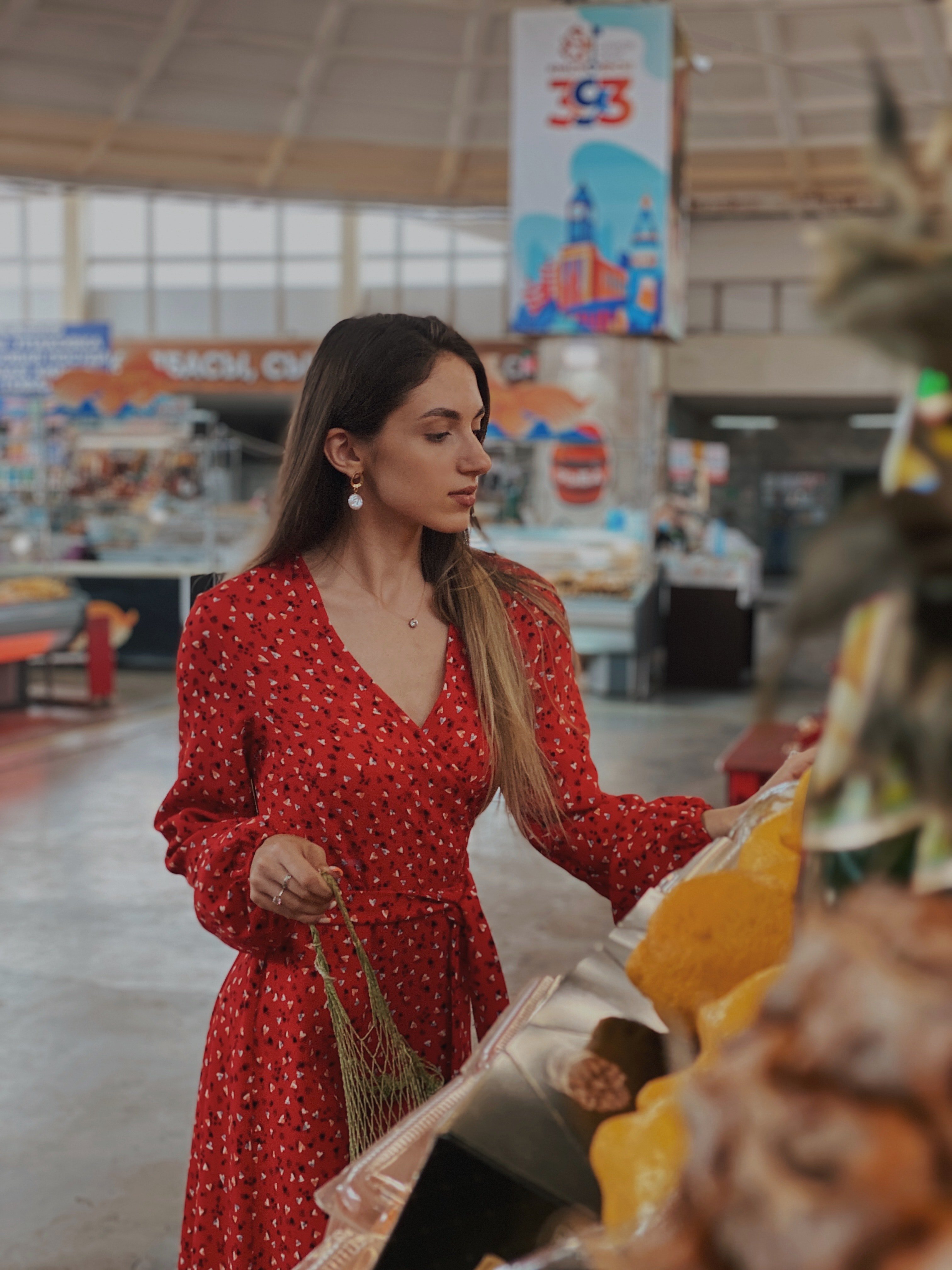 Maria grabbed some snacks at a grocery store because she was starving. | Source: Pexels