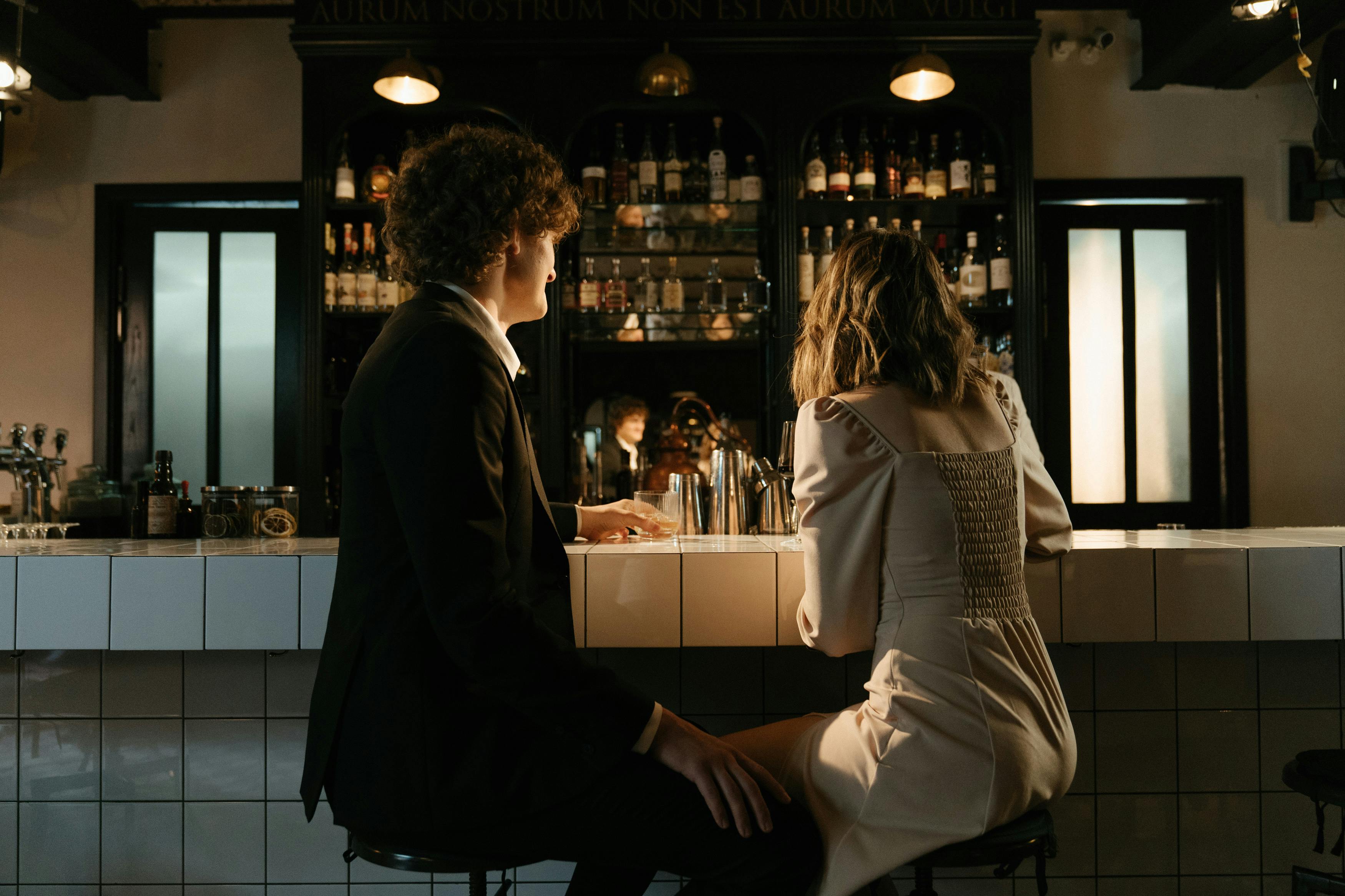 A couple on a date at a bar | Source: Pexels