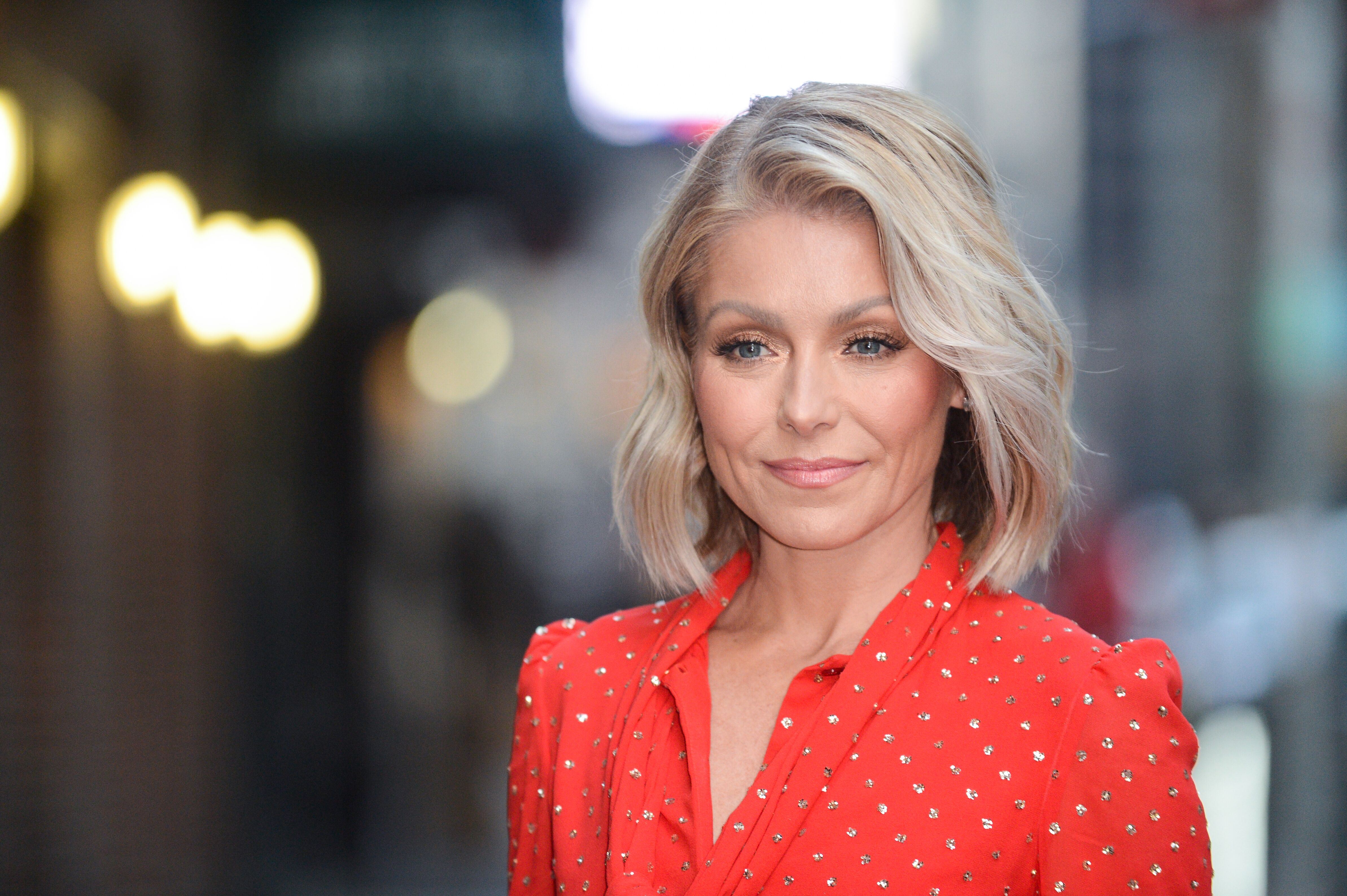 Kelly Ripa enters the "The Late Show With Stephen Colbert" taping at the Ed Sullivan Theater on February 22, 2017, in New York City | Photo: Getty Images