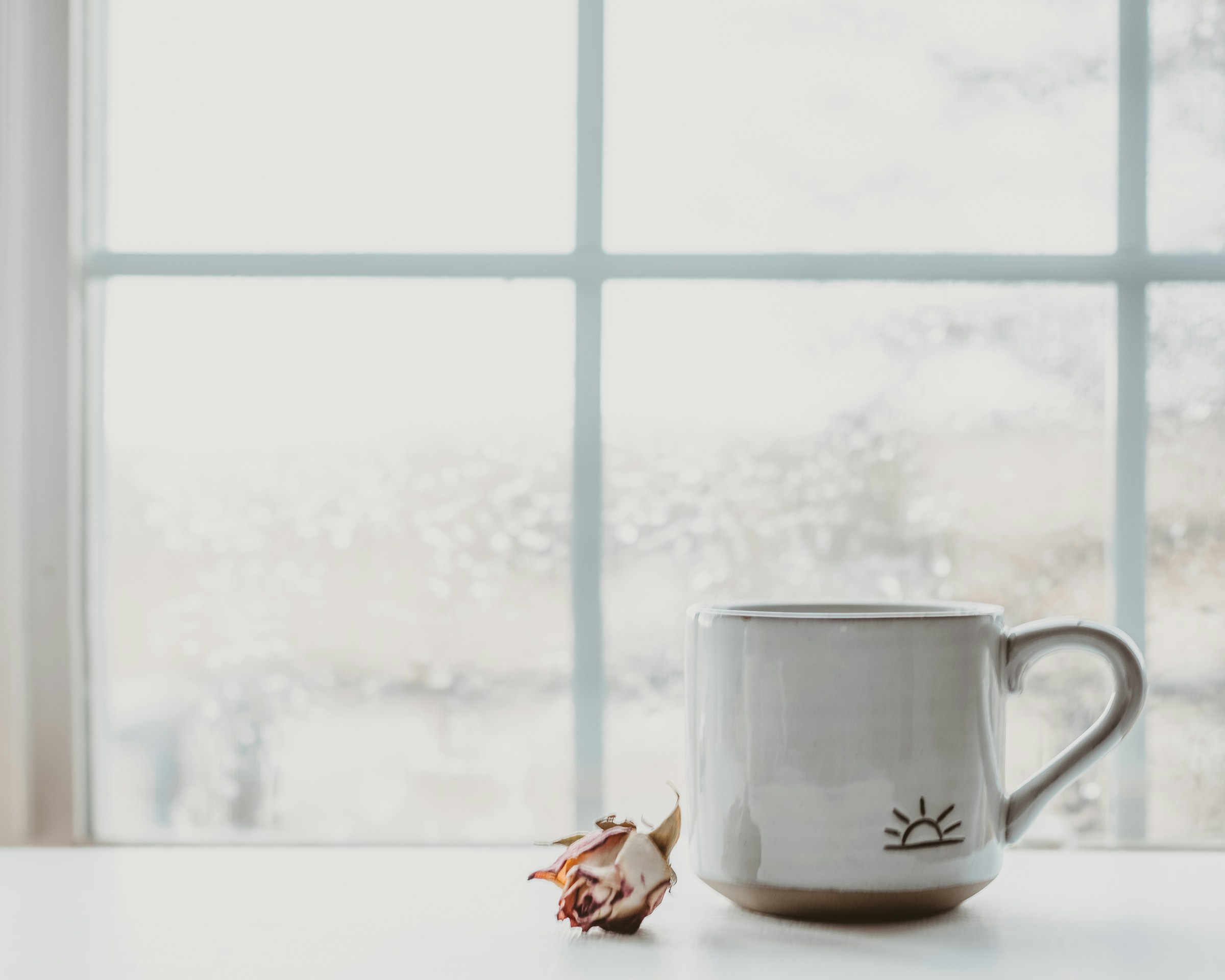 A rainy morning with a white mug | Source: Unsplash
