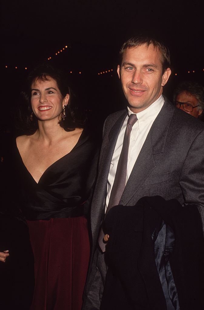 Der amerikanische Regisseur Kevin Costner und seine Frau Cindy Silva kommen um 1992 zu einer halbformellen Veranstaltung | Quelle: Getty Images