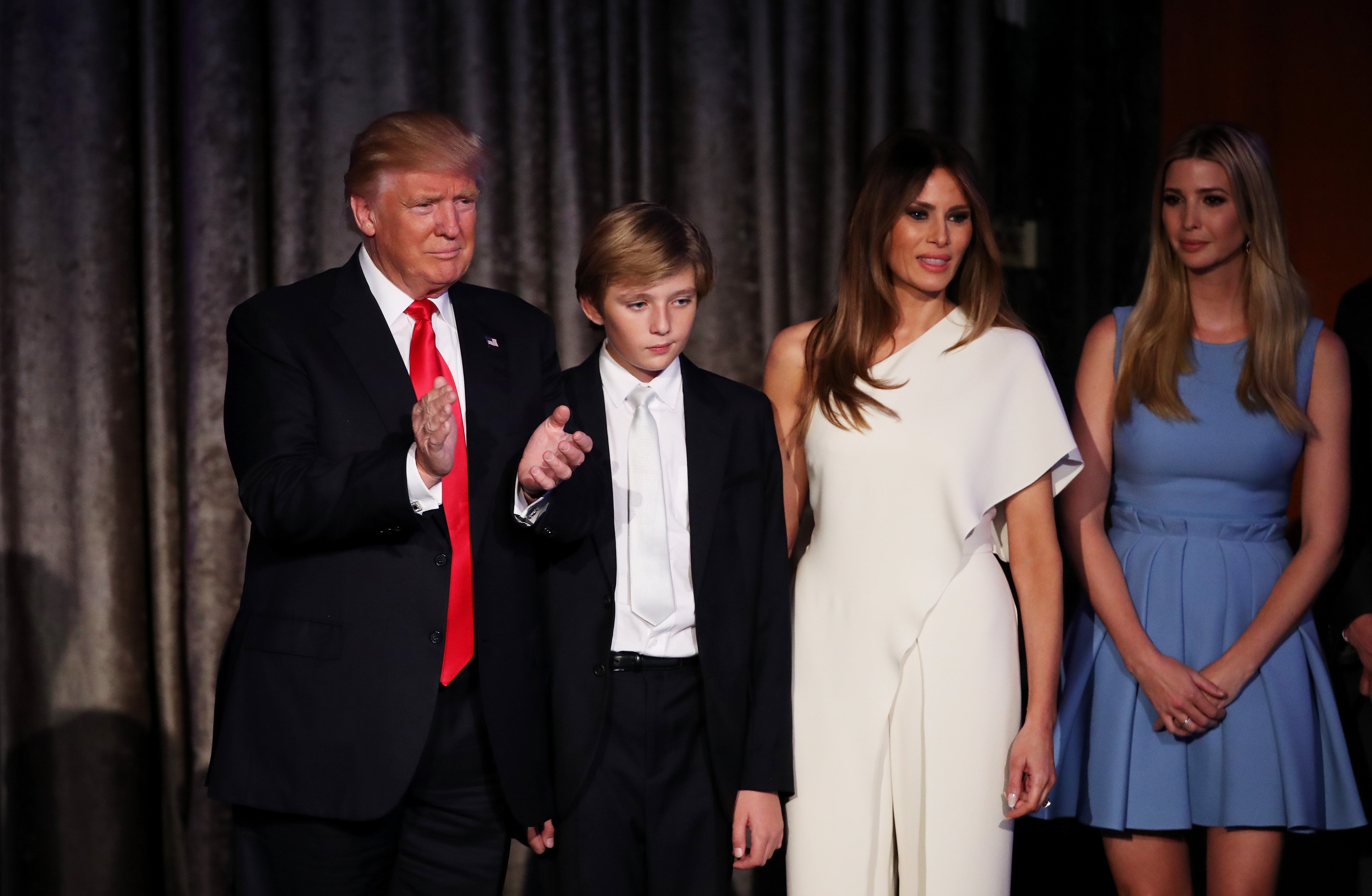 Donald Trump, Barron Trump, Melania Trump e Ivanka Trump durante la noche de las elecciones en el Hilton Midtown de Nueva York, 9 de noviembre de 2016. | Foto: Getty Images