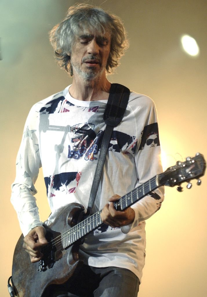 Louis Bertignac au festival des Vieilles Charrues à Carhaix, France, le 23 juillet 2005. | Photo : Getty Images Louis Bertignac au festival des Vieilles Charrues à Carhaix, France, le 23 juillet 2005. | Photo : Getty Images