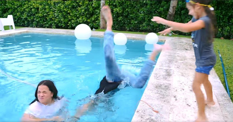 Toni Costa cayendo dentro de la piscina.  | Foto: Captura de Facebook/adamari.lopez.tv