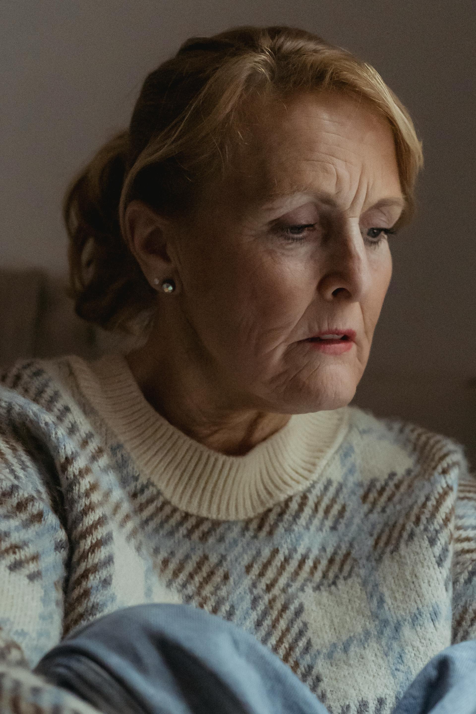 A worried elderly woman | Source: Pexels