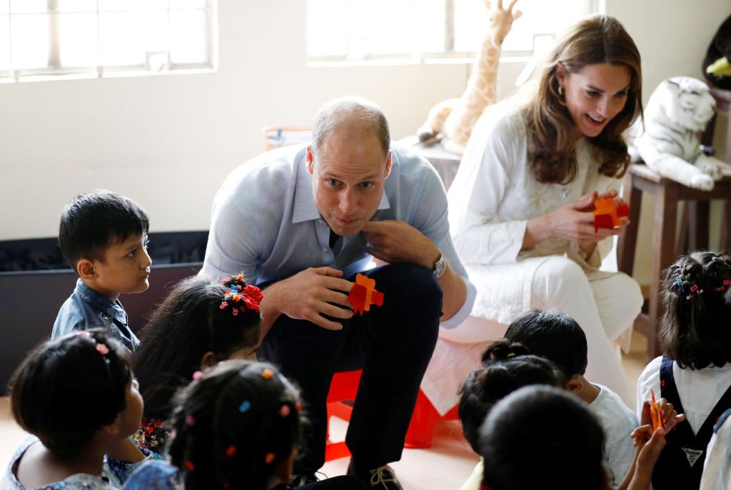 Le prince William et Kate Middleton visitent le village d'enfants SOS et interagissent avec des enfants au cours d'une tournée au Pakistan. | Photo: Getty Images