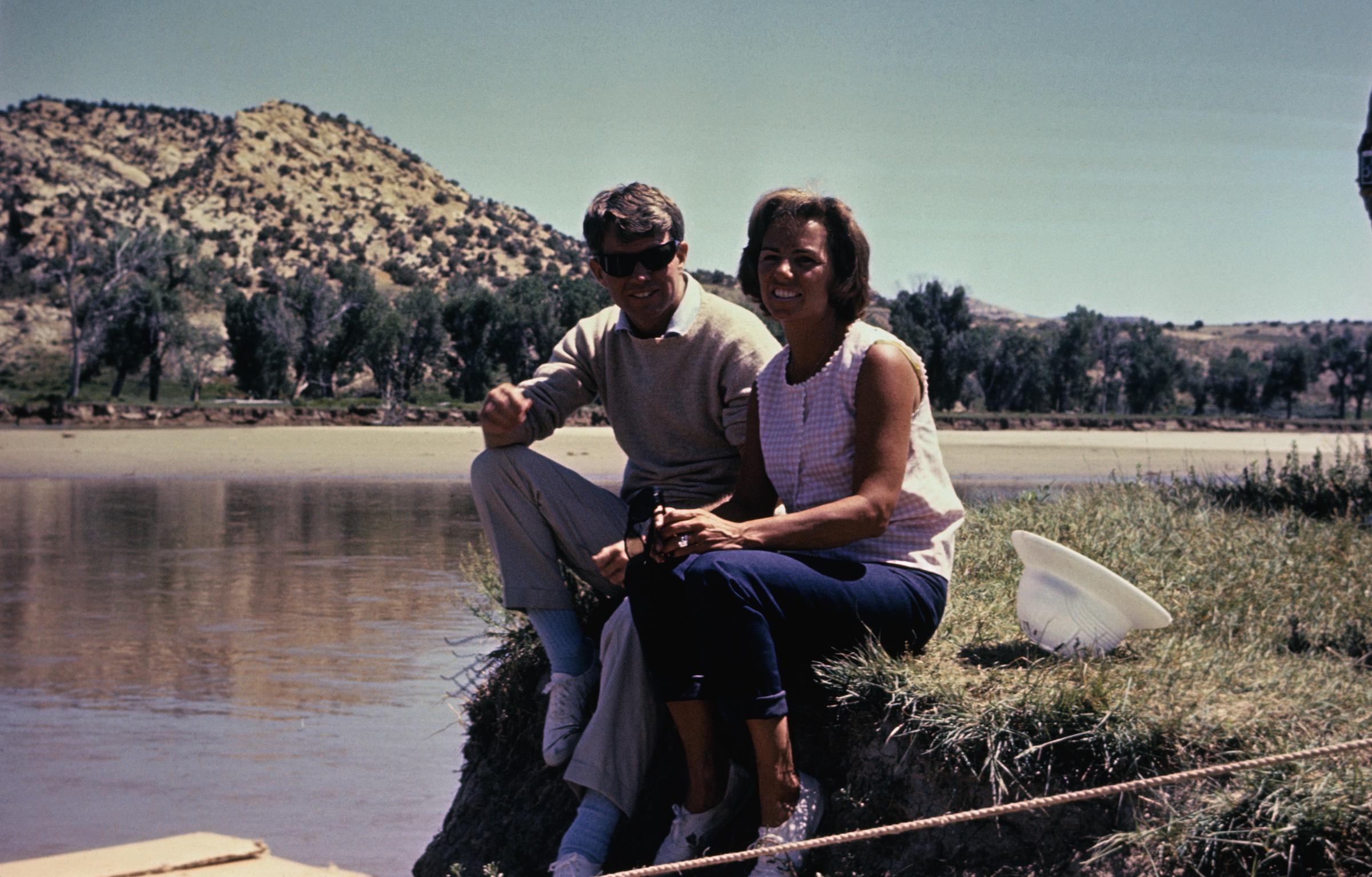 Robert F. Kennedy and Ethel Kennedy sitting on the bank of Tampa River in 1965 | Source: Getty Images