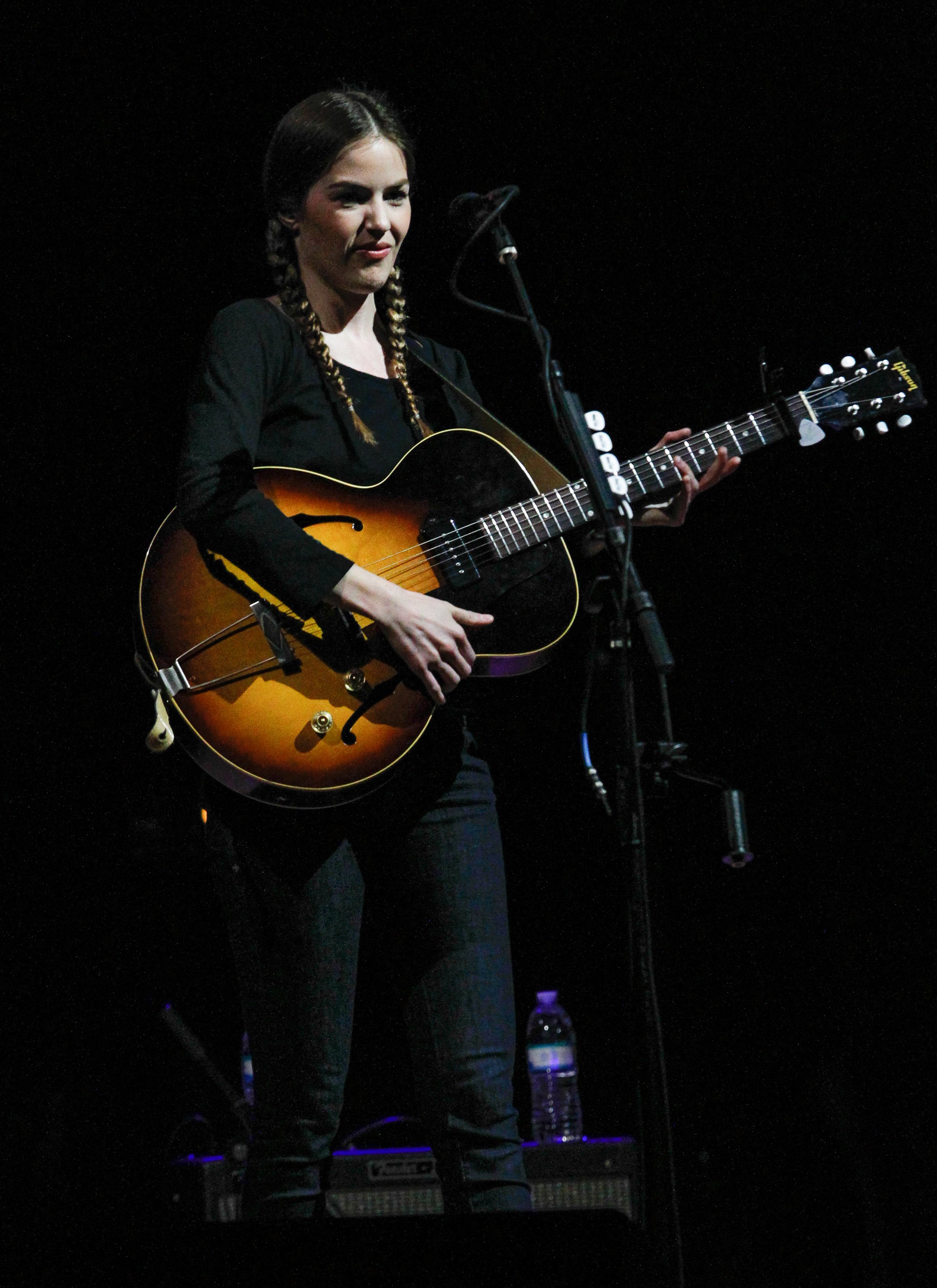 Lily Costner, daughter of actor Kevin Costner performs at War Memorial Auditorium on April 26, 2014, in Nashville, Tennessee. | Source: Getty Images