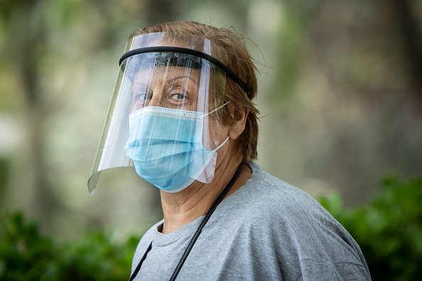 Une femme âgée portant un masque de protection et un écran facial à Madrid, en Espagne. | Photo : Getty Images