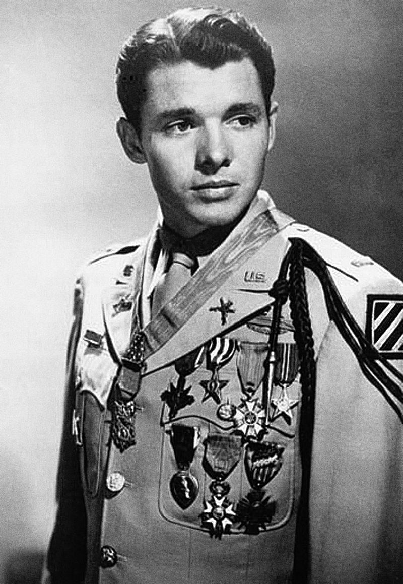 U. S. Army publicity photo taken after Murphy's 1948 trip to Paris to receive the Chevalier légion d'honneur and Croix de guerre with palm | Source: Wikimedia Commons