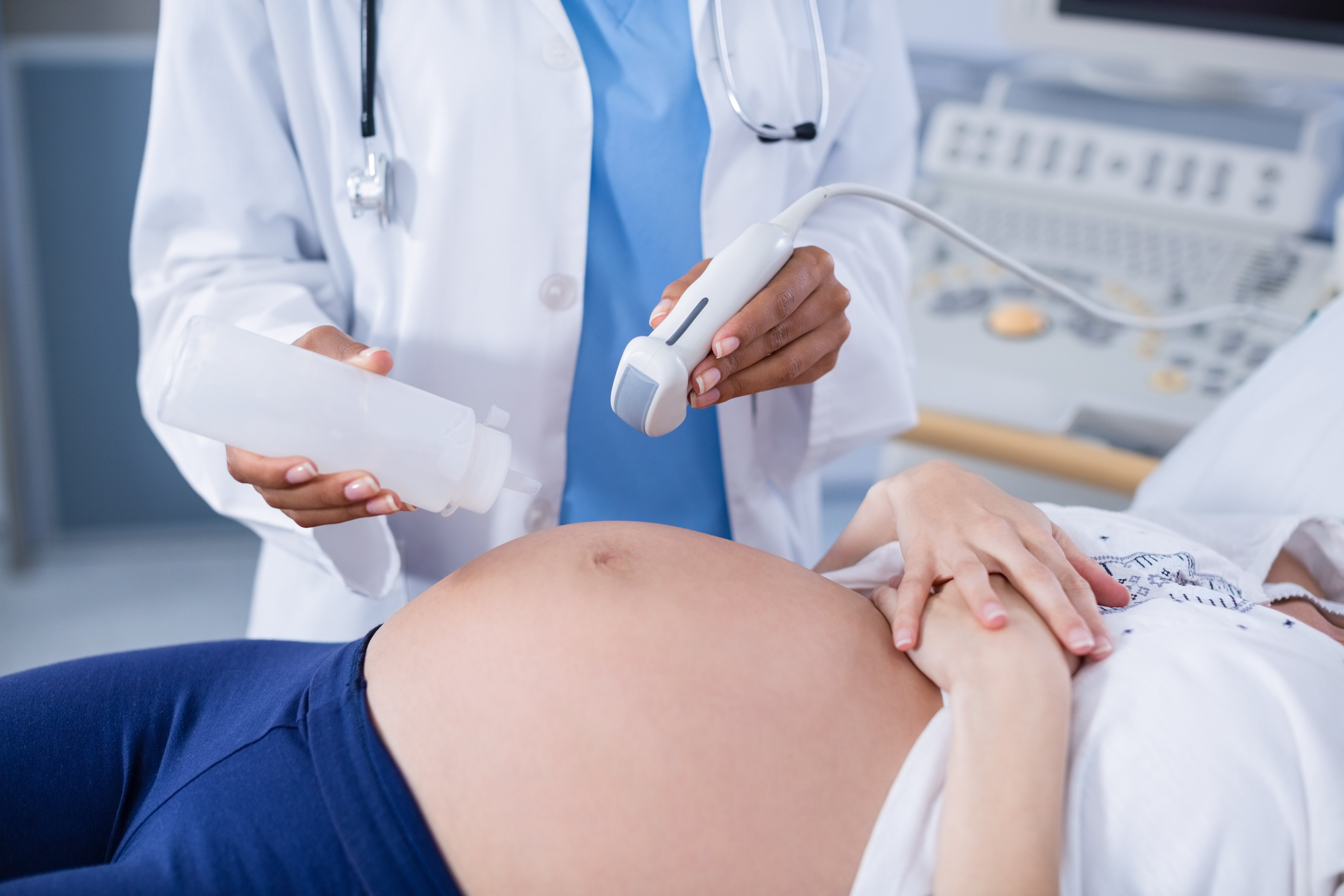 Mujer embarazada haciéndose una ecografía. │ Foto: Freepik