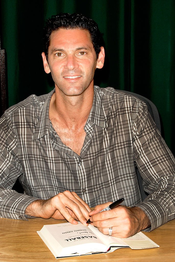  Shawn Green Signs Copies Of His New Book "The Way Of Baseball" at Barnes & Noble Booksellers on June 16, 2011 | Photo: Getty Images