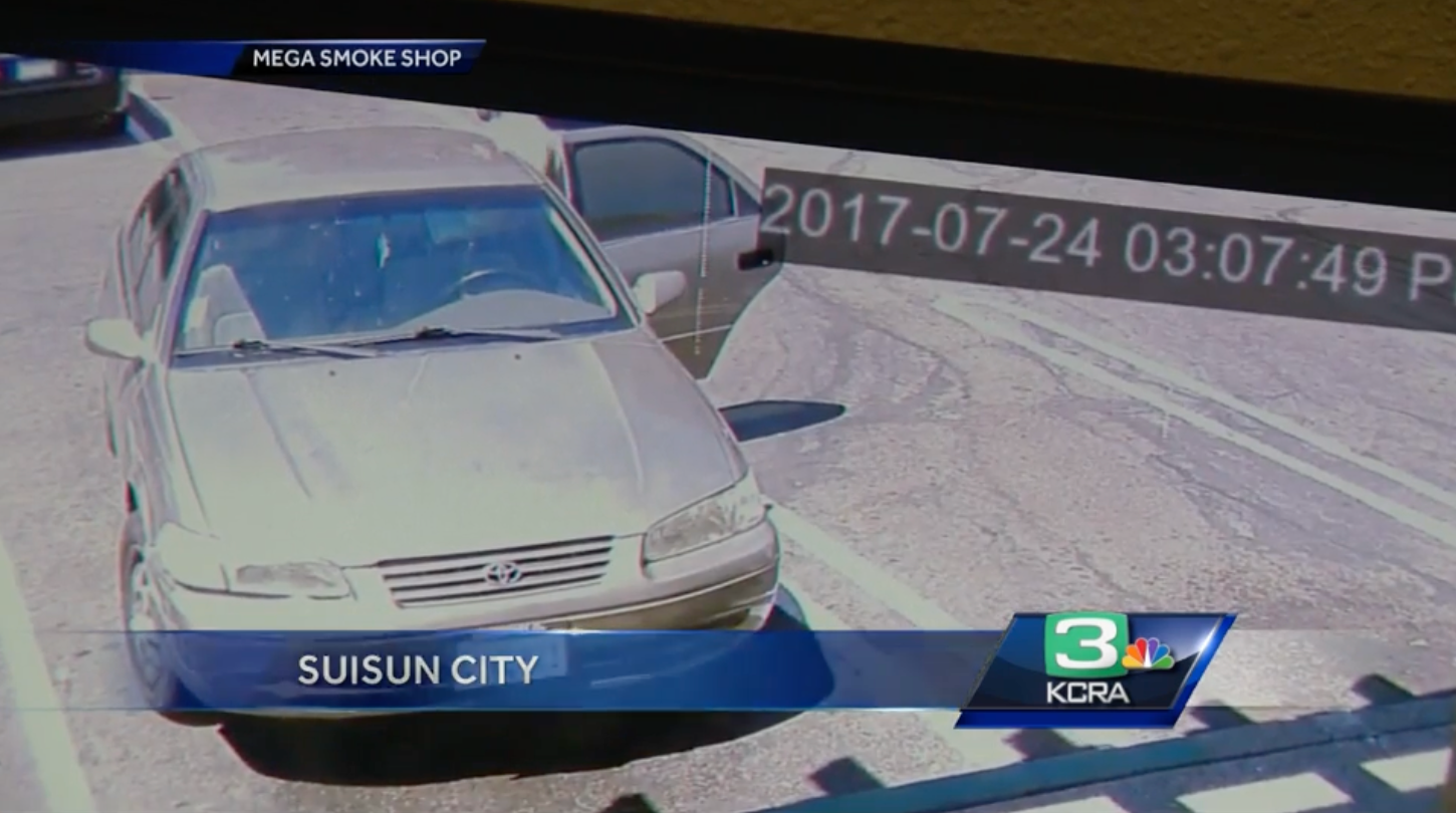A silver car is pictured outside the shopping mall with its back door open | Source: YouTube.com/KCRA 3