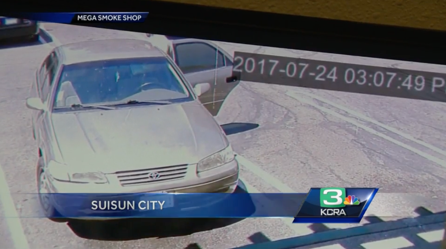 Une Voiture Argentée Est Photographiée À L'Extérieur Du Centre Commercial Avec Sa Porte Arrière Ouverte |  Source : Youtube.com/Kcra 3