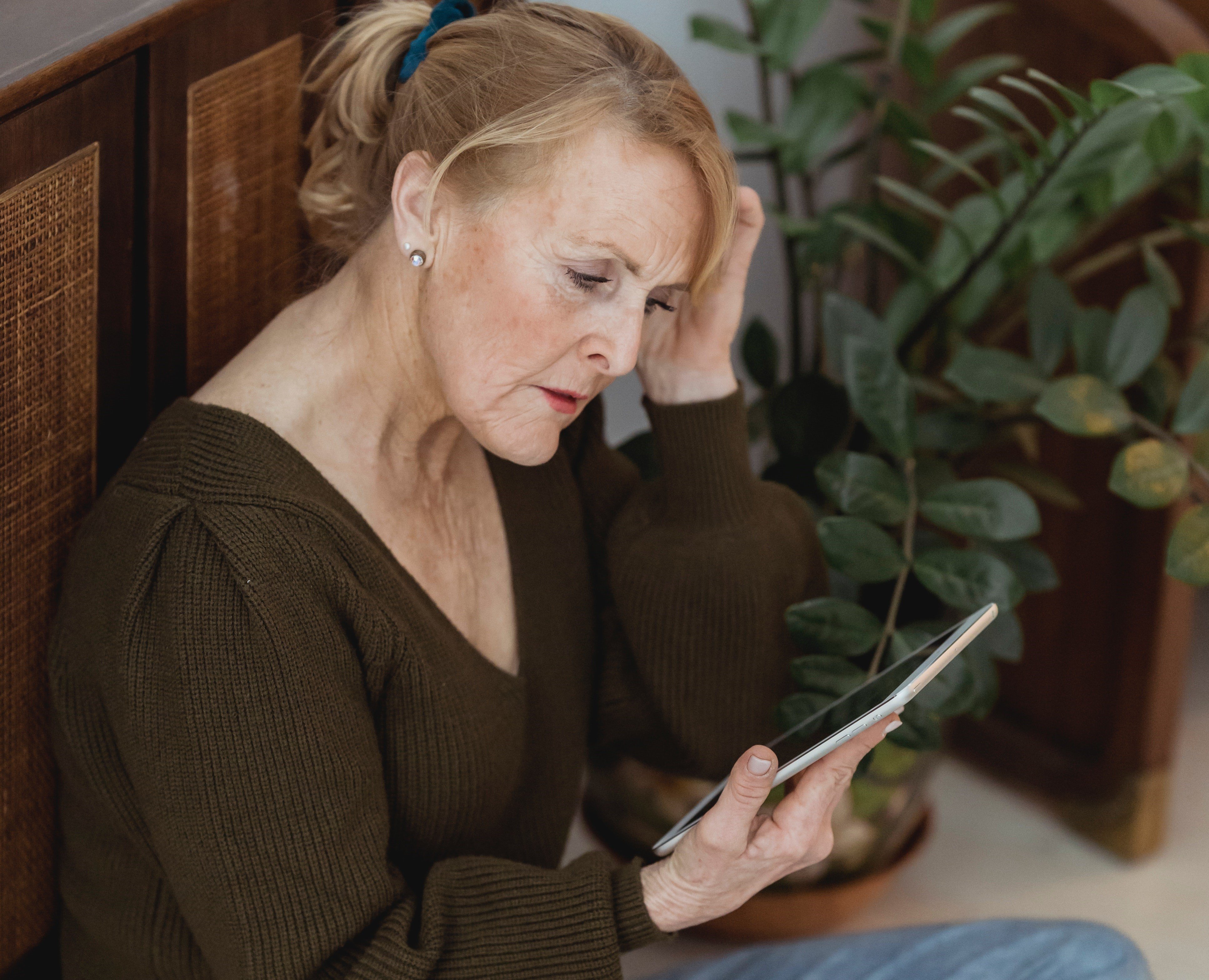 The mother looked for updates on her son's Facebook page | Photo: Pexels 