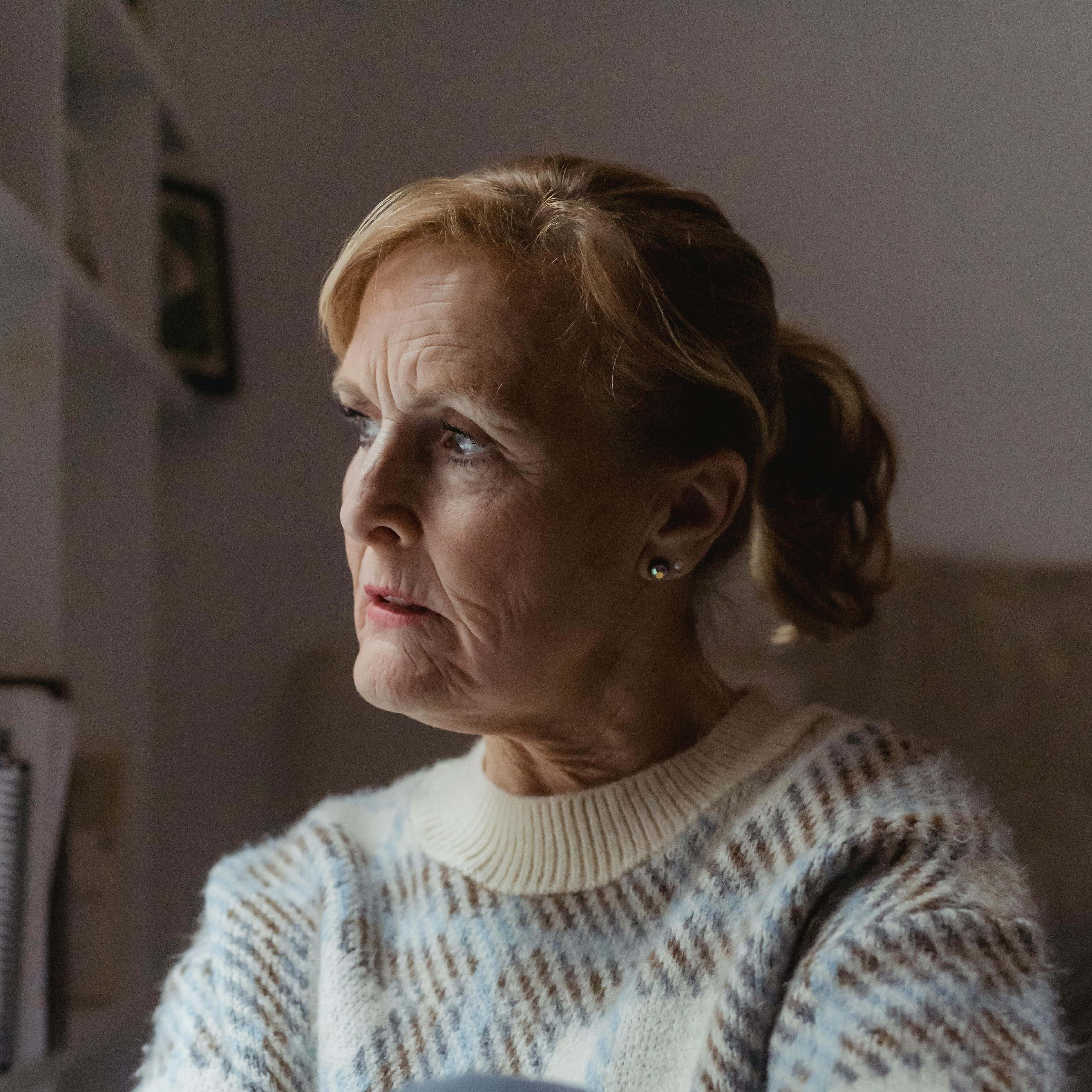 A woman looking across a living room | Source: Pexels