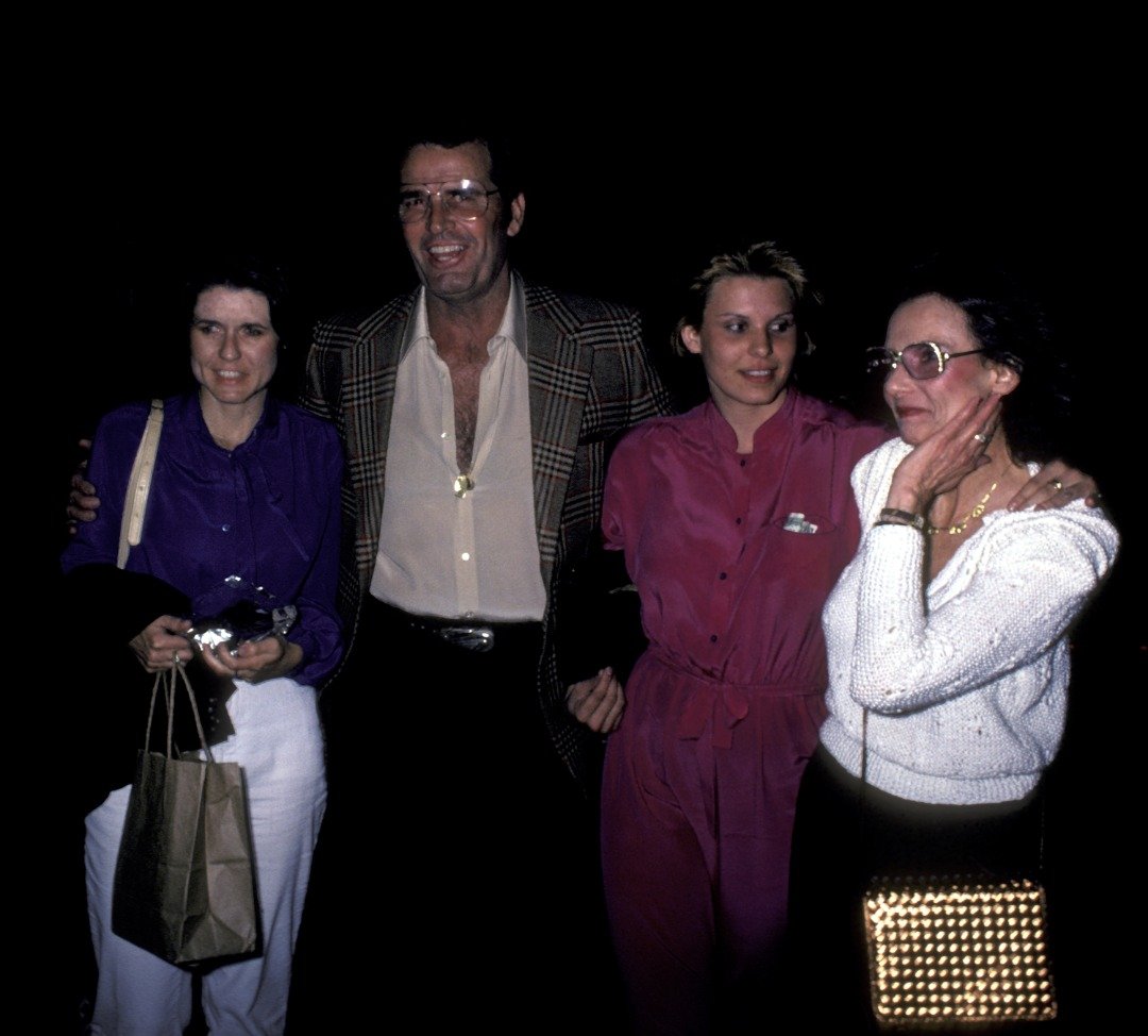 Actor James Garner and his wife, Lois Garner with their daughters Kimberly Garner and Greta Garner sighted on April 7, 1980 at Le Dome Restaurant in West Hollywood, California. | Source: Getty Images