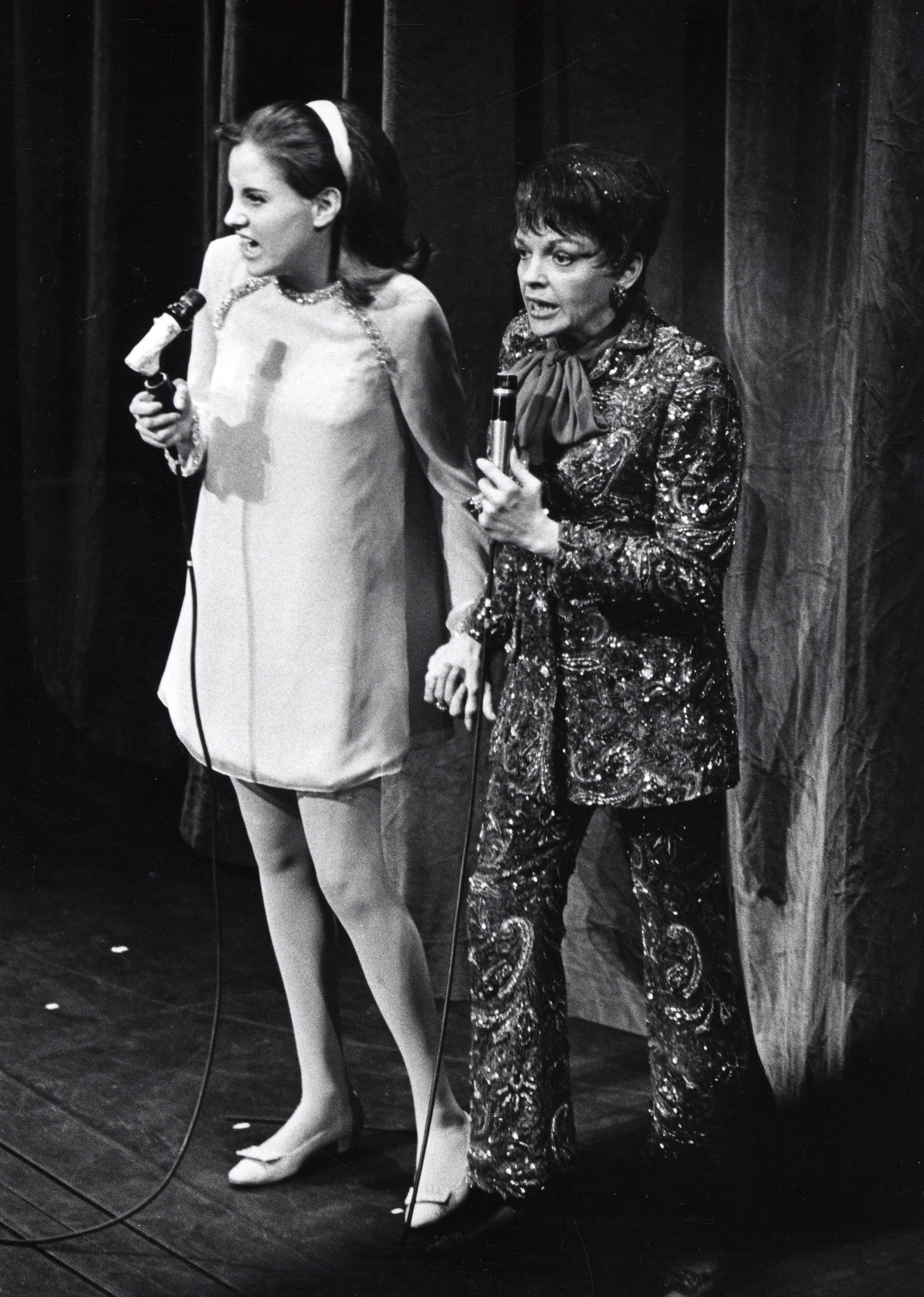 The actress and Judy Garland on July 31, 1967, in New York City. | Source: Getty Images