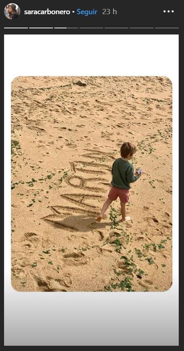 Martín, hijo de Sara Carbonero, escribiendo en la arena mientras comparte con su familia en la playa. | Imagen: Instagram/saracarbonero