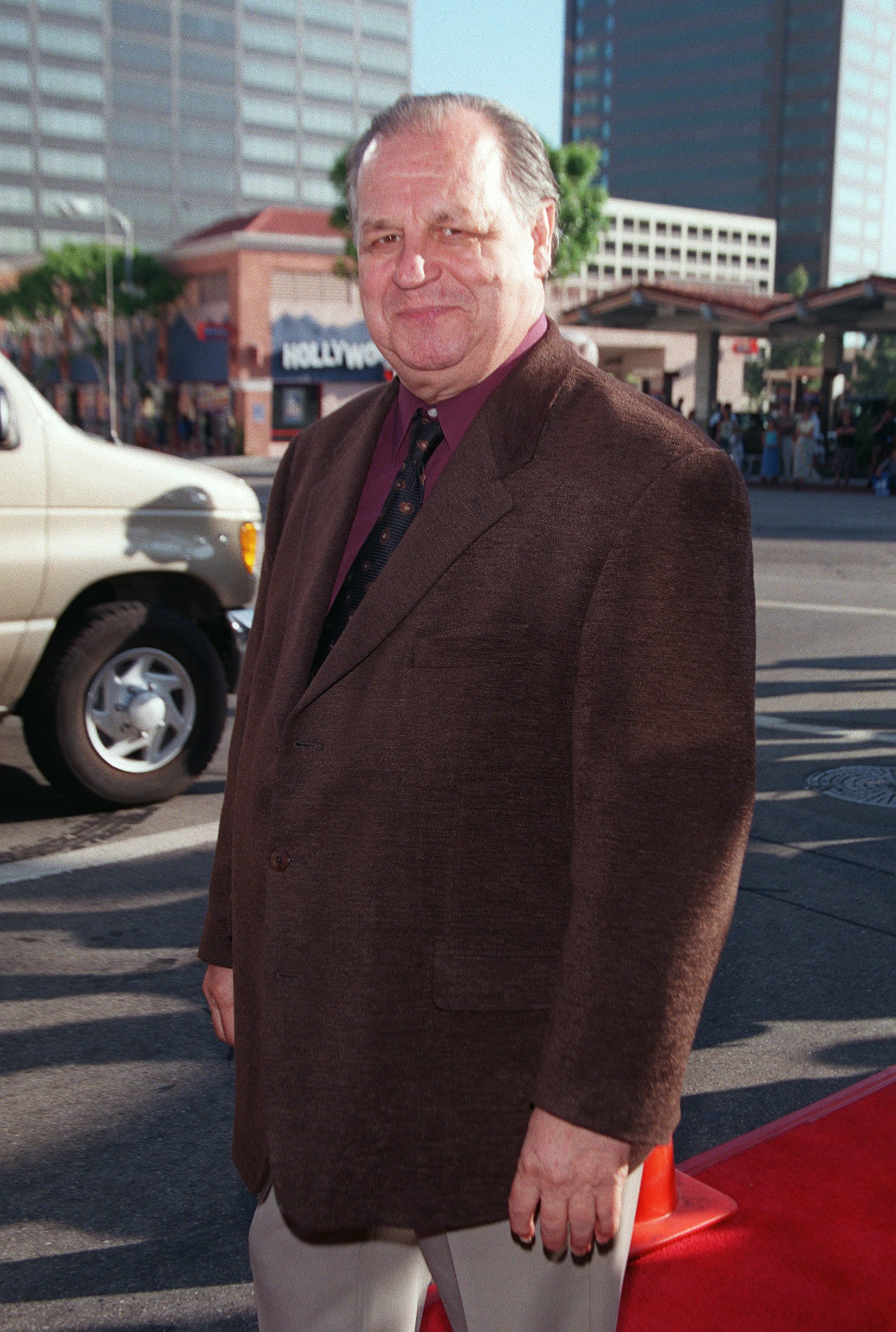 Paul Dooley arrives at the premiere of "Runaway Bride" on July 25, 1999 | Source: Getty Images 