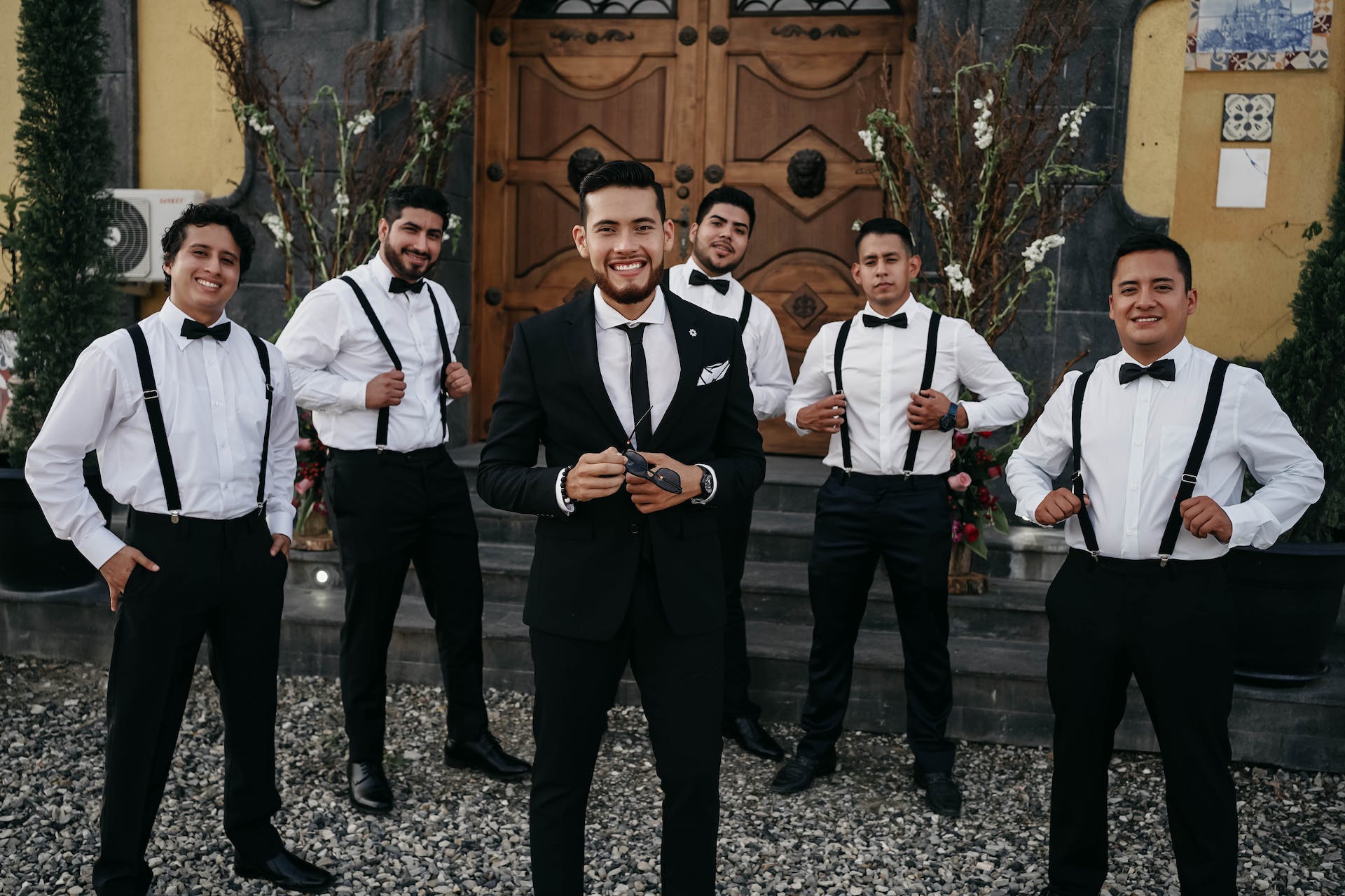 A man standing with his groomsmen | Source: Pexels