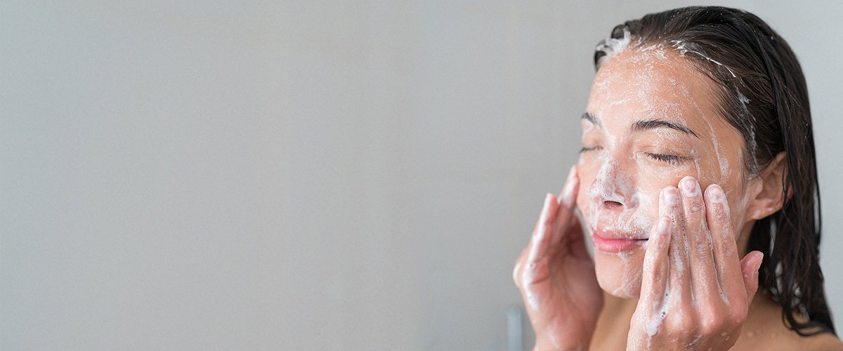 Une femme se lave le visage. | Photo : Shutterstock
