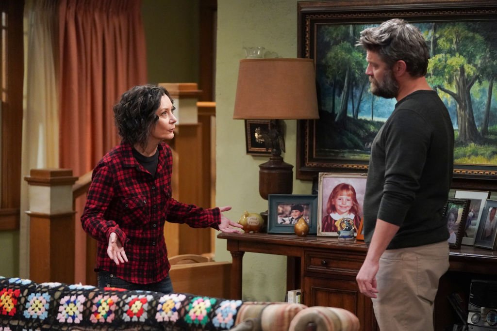Sara Gilbert and Jay R. Ferguson in "The Conners" as Darlene and Ben on March 06, 2020 | Photo: Getty Images