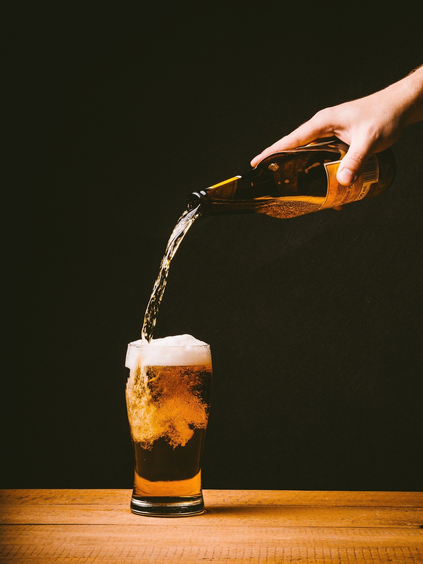 Pictured - A man pouring a glass of beer | Source: Pixabay