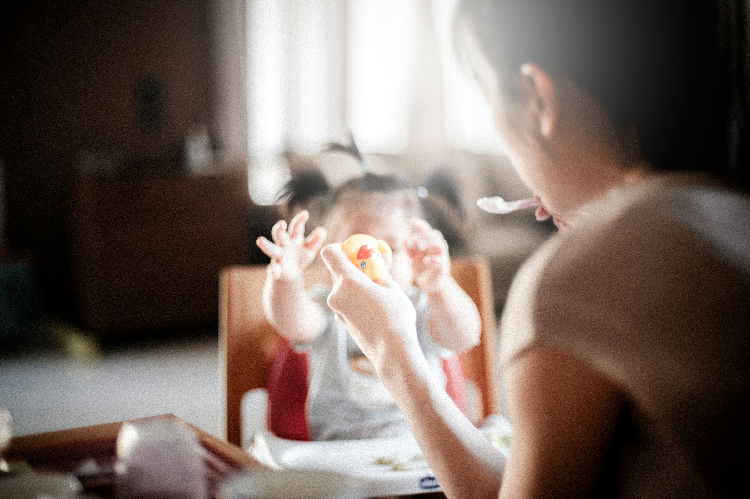 Una mujer alimentando a su pequeña hija | Fuente: Unsplash