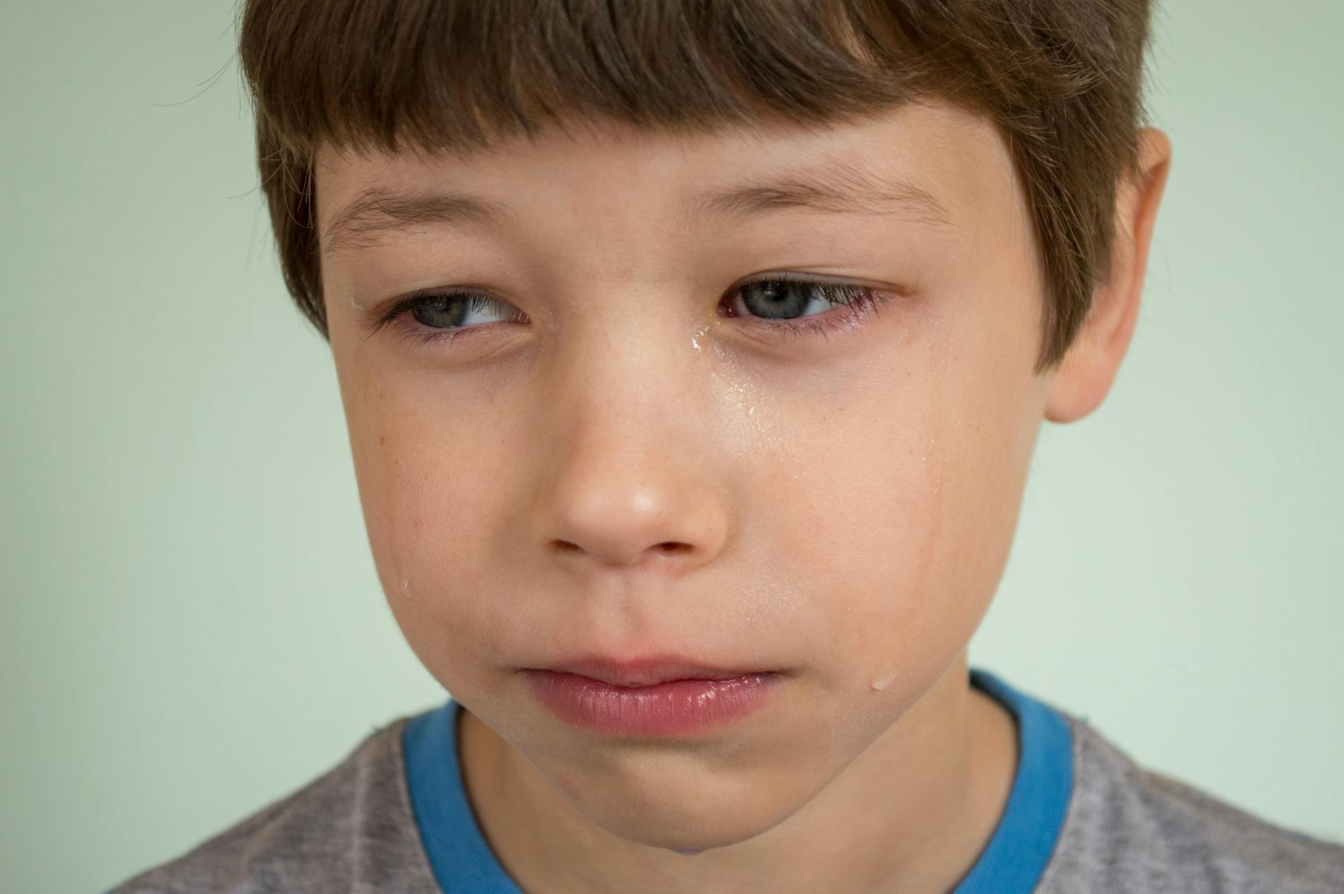 A young boy with tears in his eyes | Source: Pexels