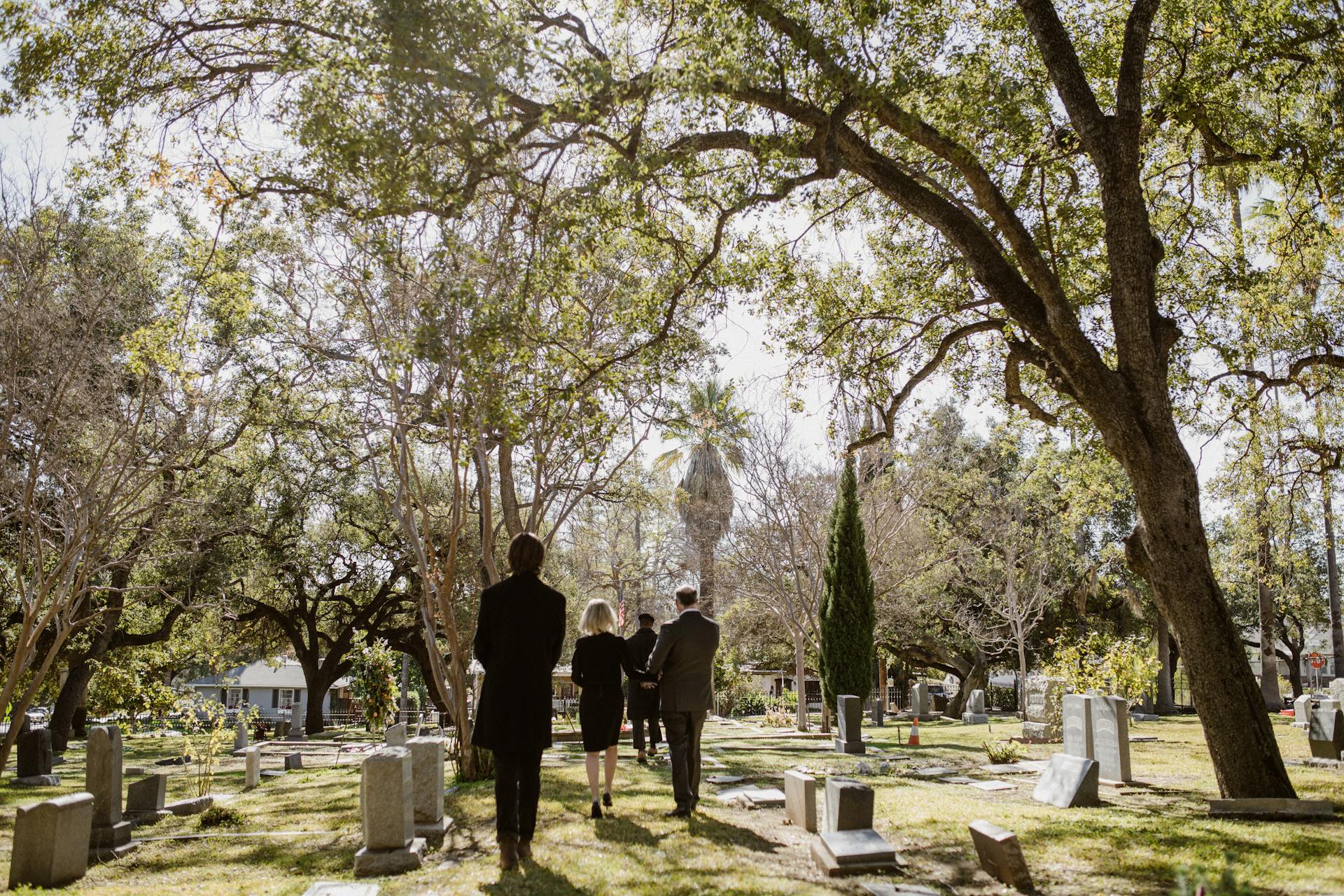 People at a cemetery | Source: Pexels