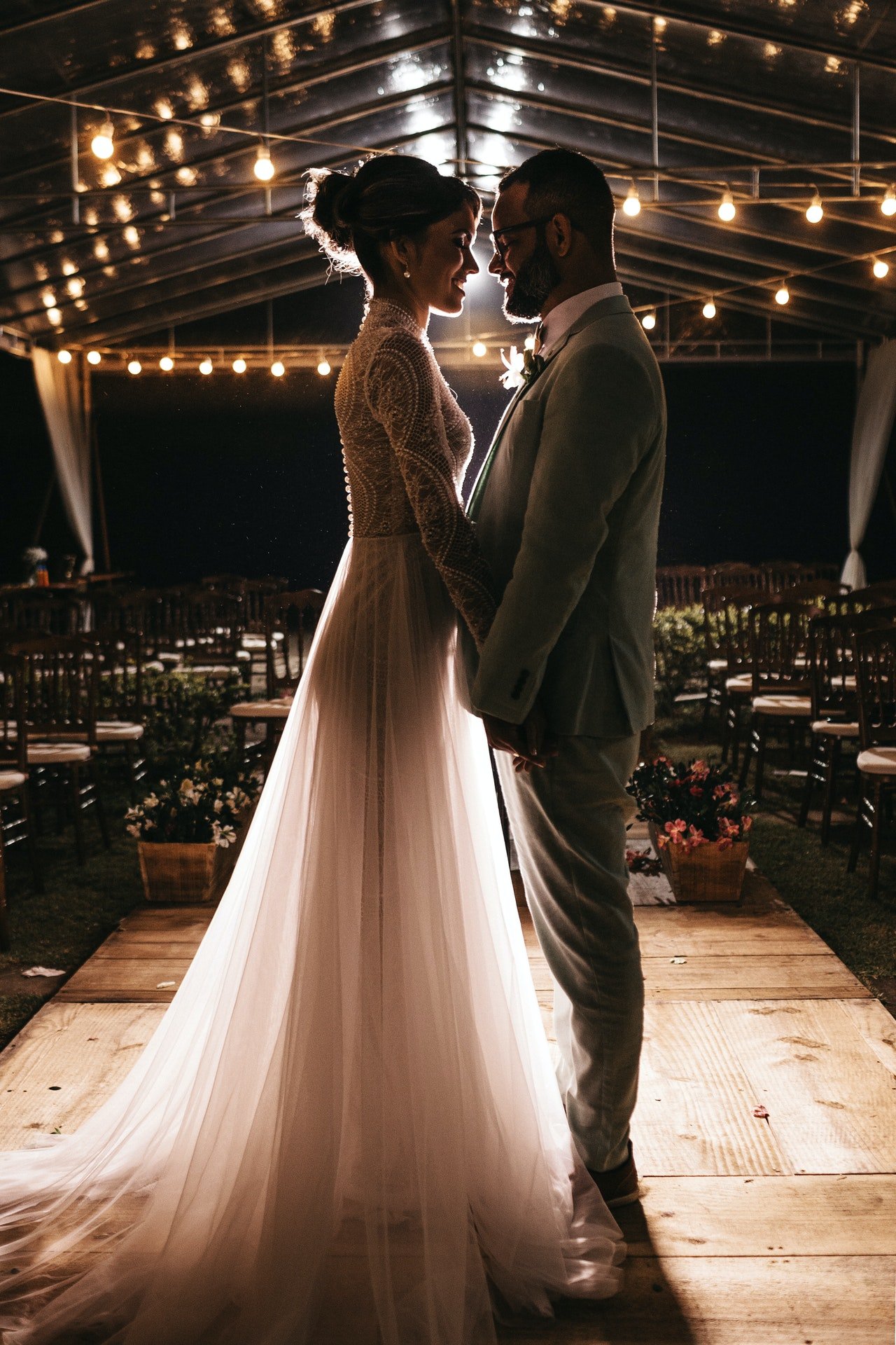 Pareja de novios tomados de las manos.| Foto: Pexels Pareja de novios tomados de las manos.| Foto: Pexels