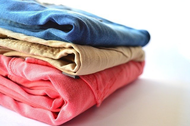 Une pile de vêtements soigneusement rangés après la lessive. | Source : Pixabay Une pile de vêtements soigneusement rangés après la lessive. | Source : Pixabay