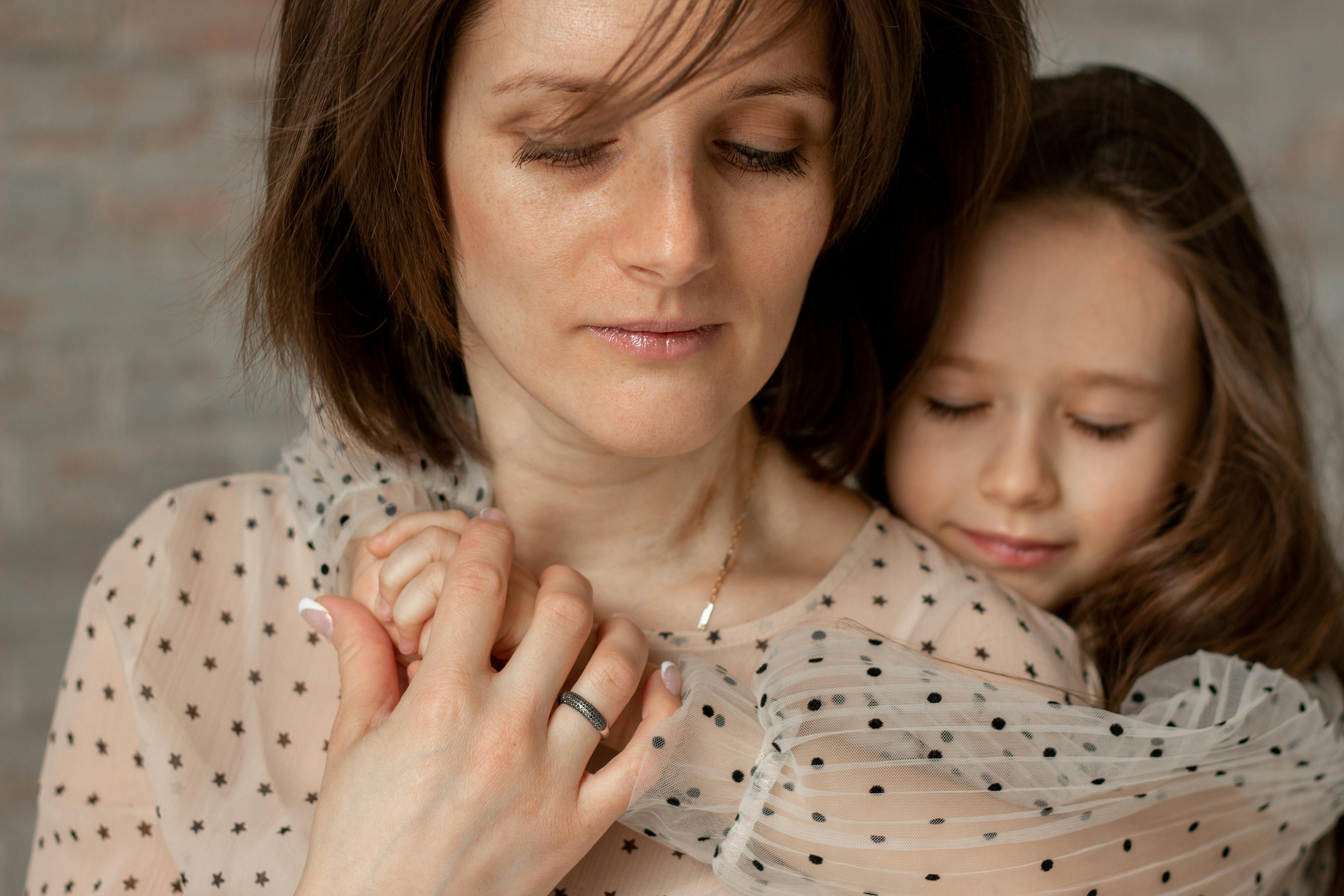 A mother and daughter embracing | Source: Pexels