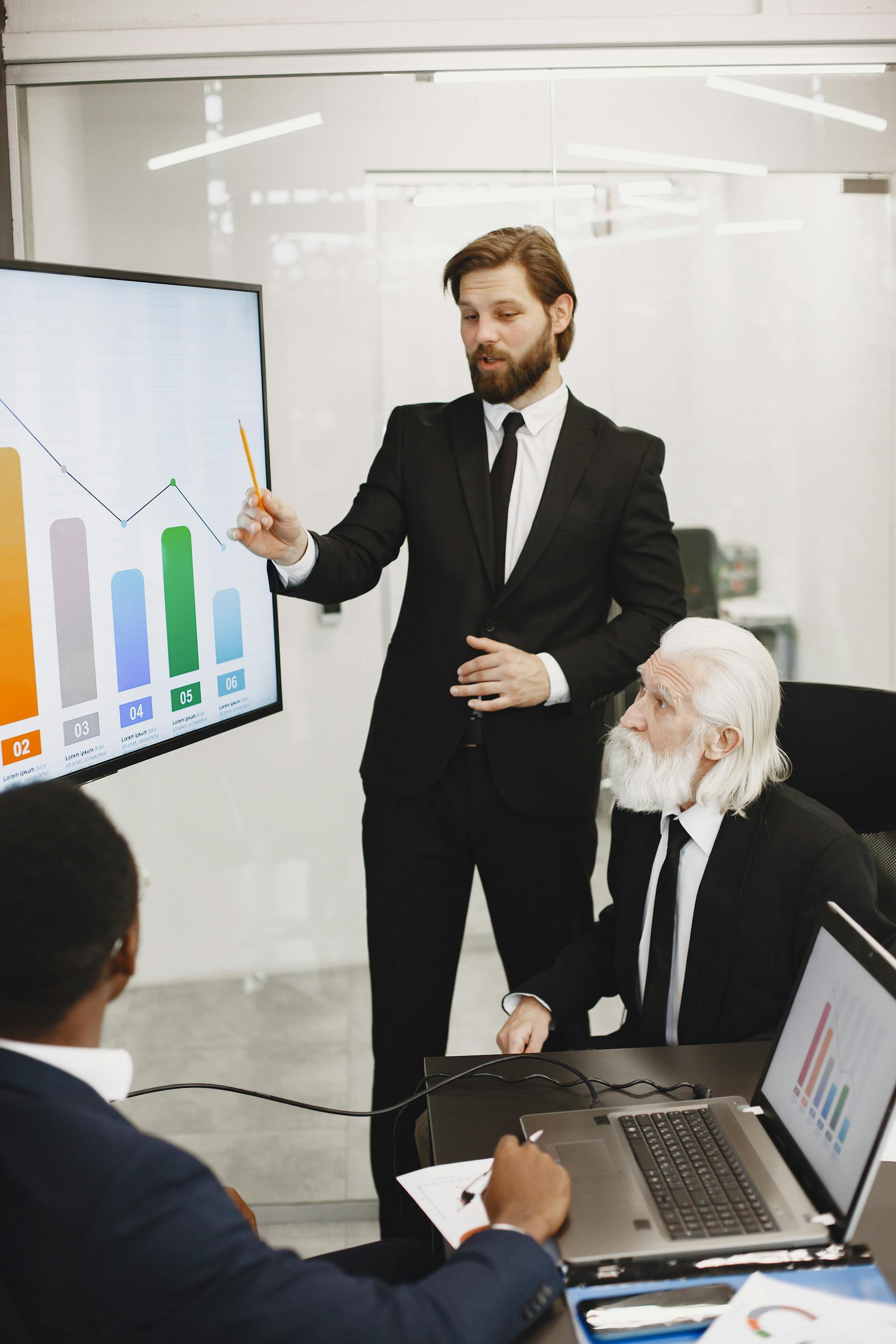 A man speaking during a work meeting | Source: Pexels