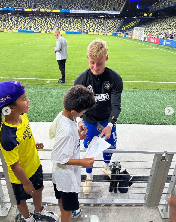 Holden Trent signing autographs for young fans, posted on December 30, 2023, | Source: Instagram.com/holdentrent93