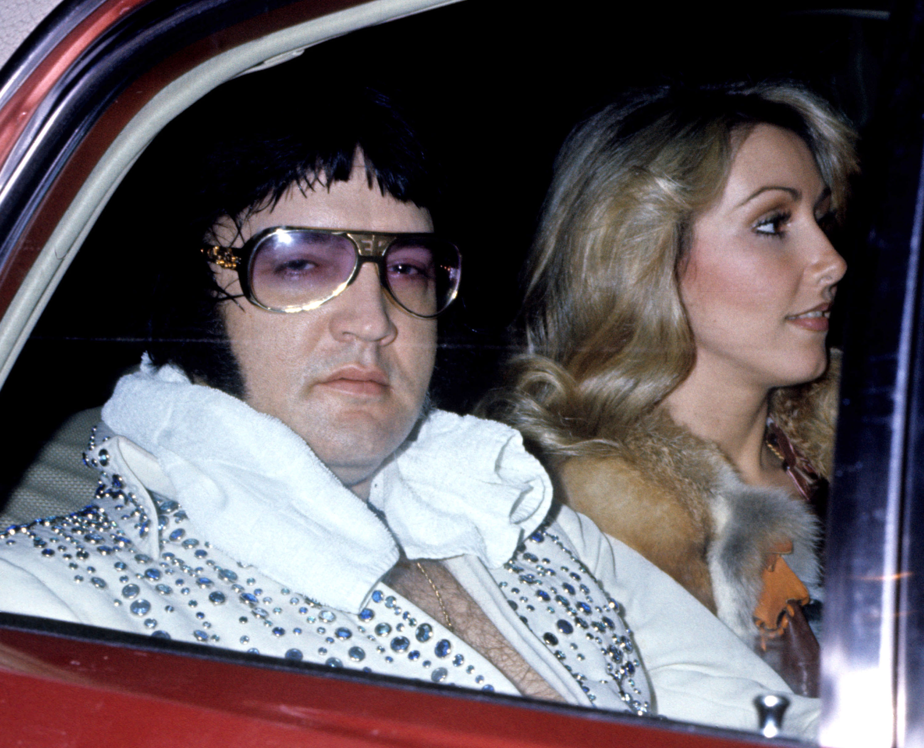 Elvis Presley and Linda Thompson arriving at the Hilton hotel in Cincinnati, 1976 | Source: Getty Images