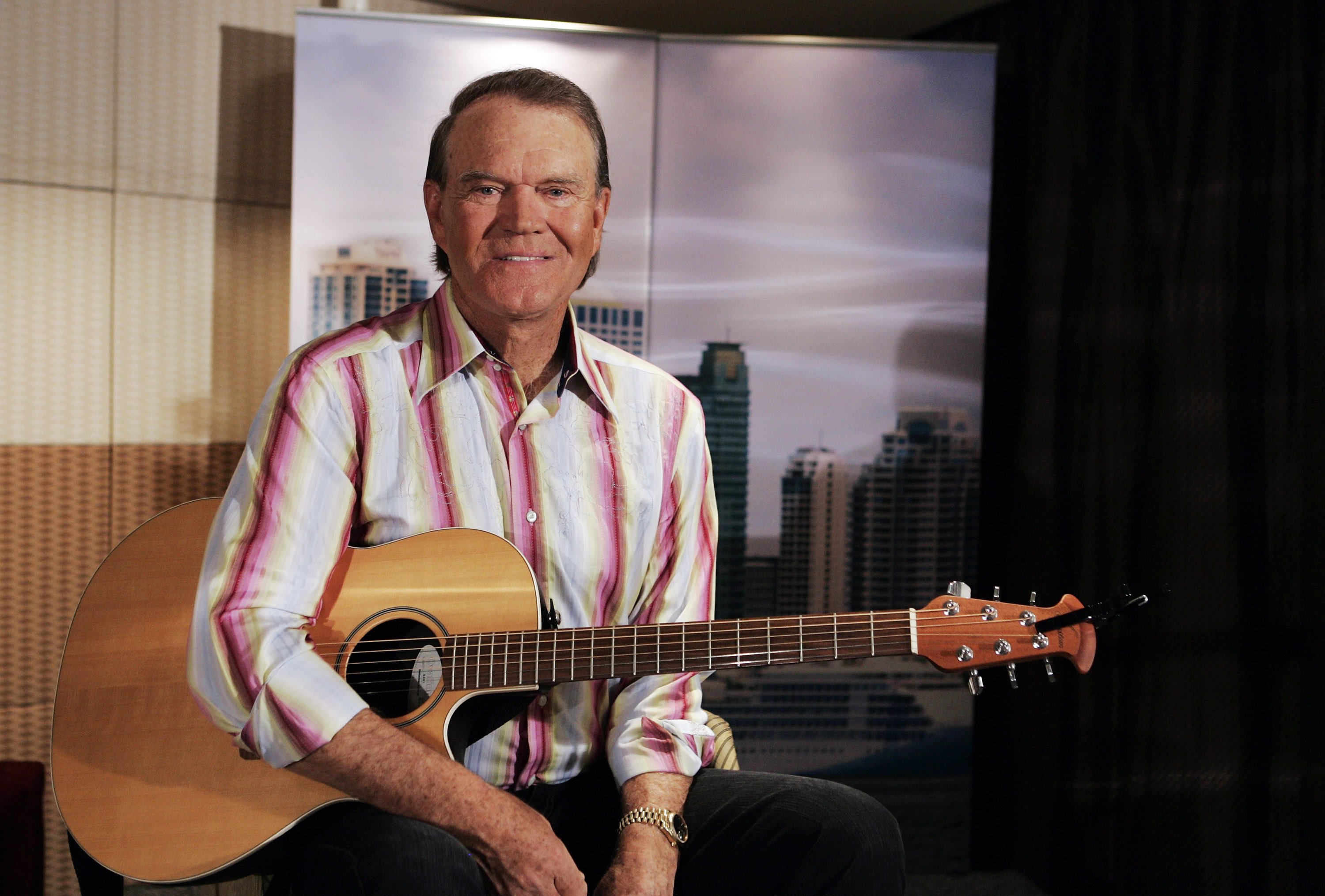 Glen Campbell poses during a photo call at the Shangri-La Hotel Sydney on January 30, 2008  | Photo: Getty Images