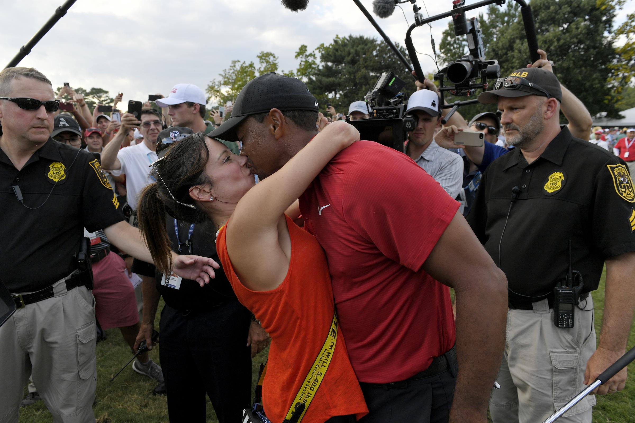 Erica Herman and Tiger Woods sharing a kiss at the TOUR Championship in Atlanta, Georgia on September 23, 2018. | Source: Getty Images