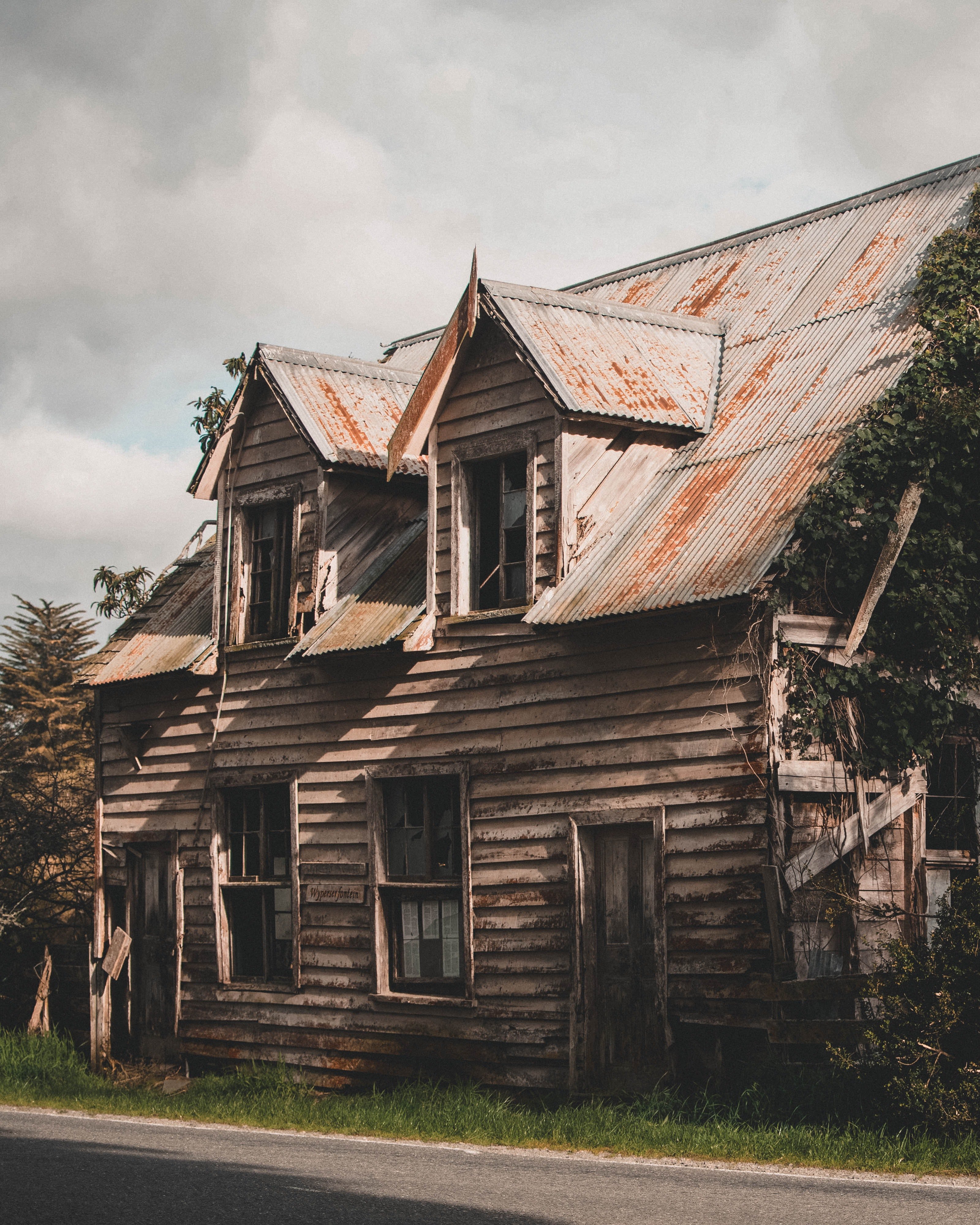 Miss Wilson saw Isabella approach an abandoned house instead of her own. | Source: Pexels