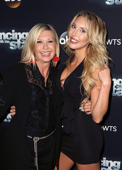 Actress/singer Olivia Newton-John (L) and daughter actress/singer Chloe Lattanzi attend 'Dancing with the Stars' Season 21 at CBS Televison City on October 19, 2015 in Los Angeles, California | Photo: Getty Images