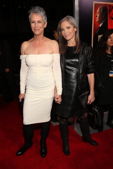 Jamie Lee Curtis (L) and sister Kelly Lee Curtis arrive at the premiere of Fox Searchlight Pictures' "Hitchcock" at the Academy of Motion Picture Arts and Sciences Samuel Goldwyn Theater on November 20, 2012, in Beverly Hills, California. | Source: Getty Images.