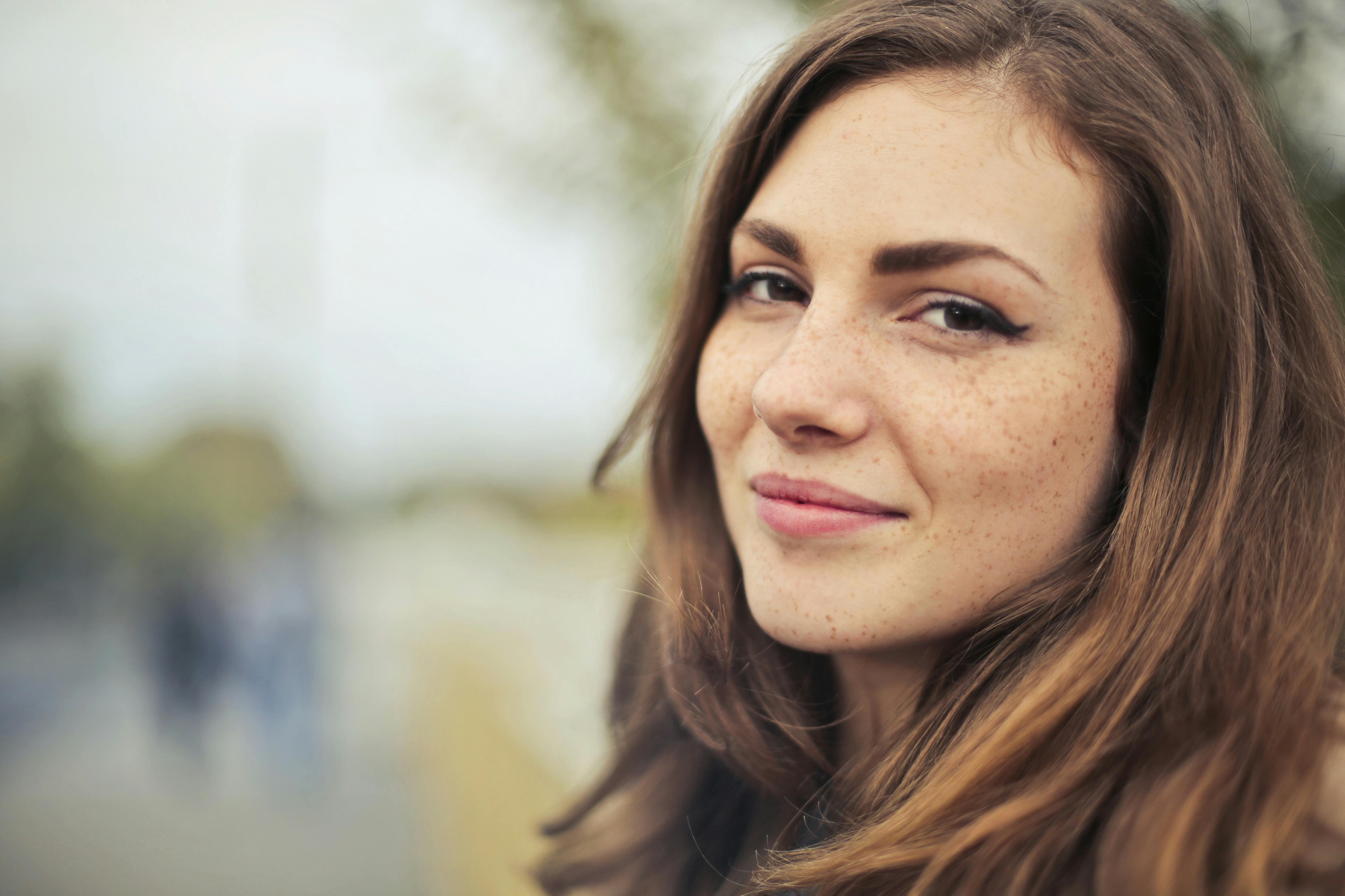 A politely smiling woman | Source: Pexels