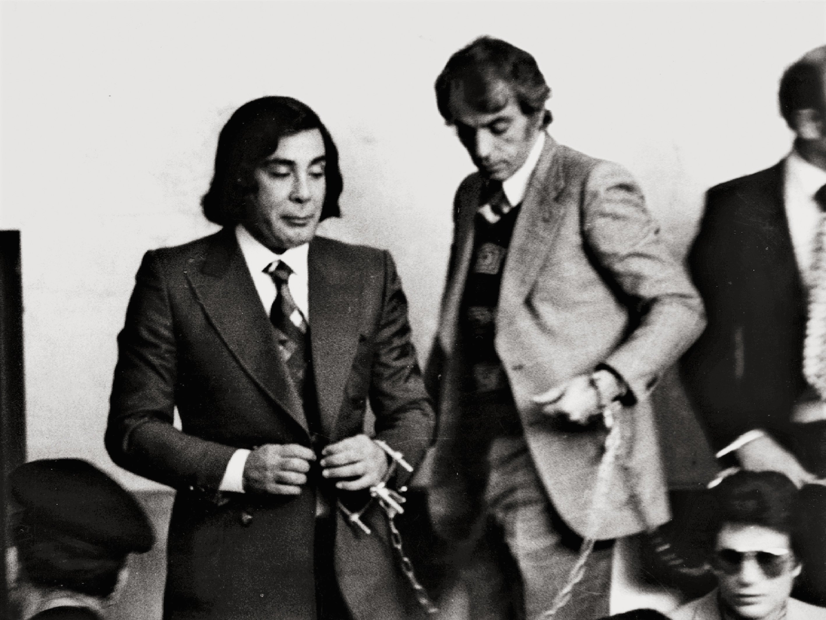Tommaso Buscetta esposado en el Juicio de los 114 durante el cual entre los acusados estaban todos los grandes jefes de la mafia. Catanzaro, julio de 1974. | Foto: Getty Images Tommaso Buscetta esposado en el Juicio de los 114 durante el cual entre los acusados estaban todos los grandes jefes de la mafia. Catanzaro, julio de 1974. | Foto: Getty Images