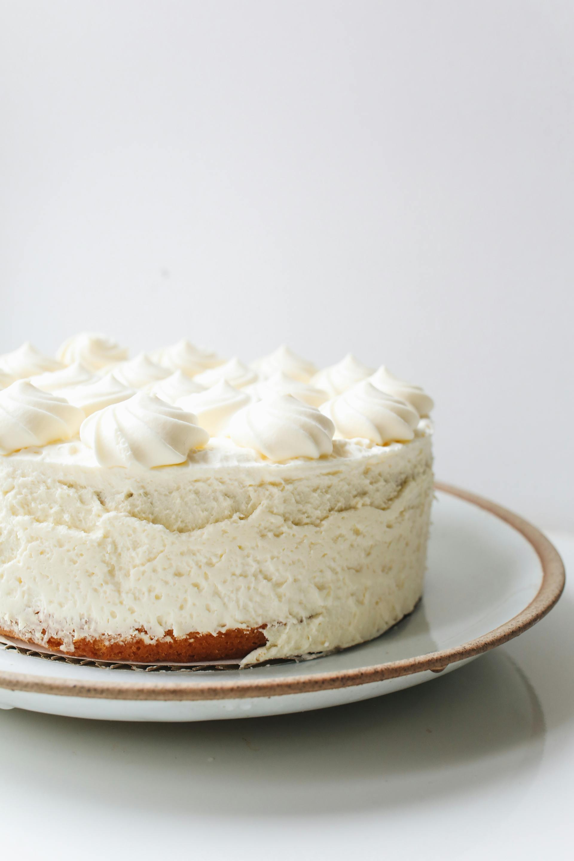 A white iced cake | Source: Pexels